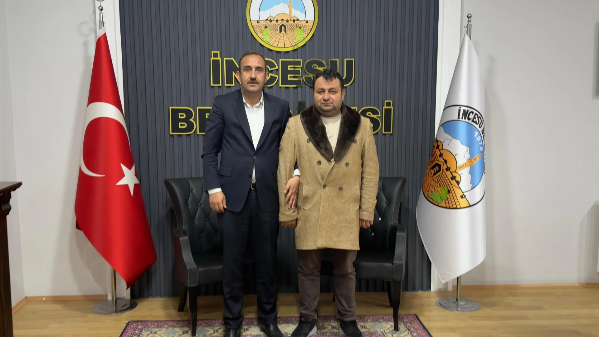 Süksün Zafer mahalle Muhtarı Sn. Cengiz AYDIN Belediye Başkanımız Av. Mustafa İLMEK’i makamında ziyaret etti. Nazik ziyaretleri için teşekkür ederiz.