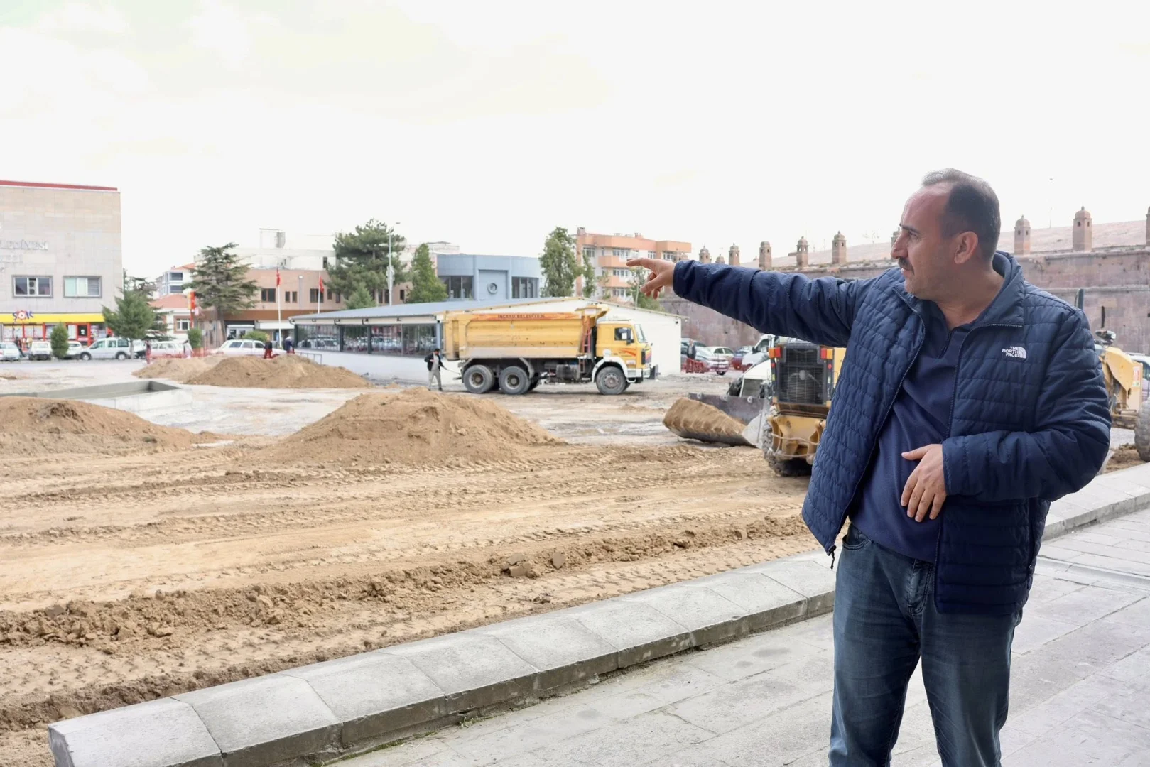 Belediye Başkanımız Av. Mustafa İLMEK, havaların ısınmasıyla çalışmaların başladığı park alanını yerinde inceleyerek bilgiler aldı.