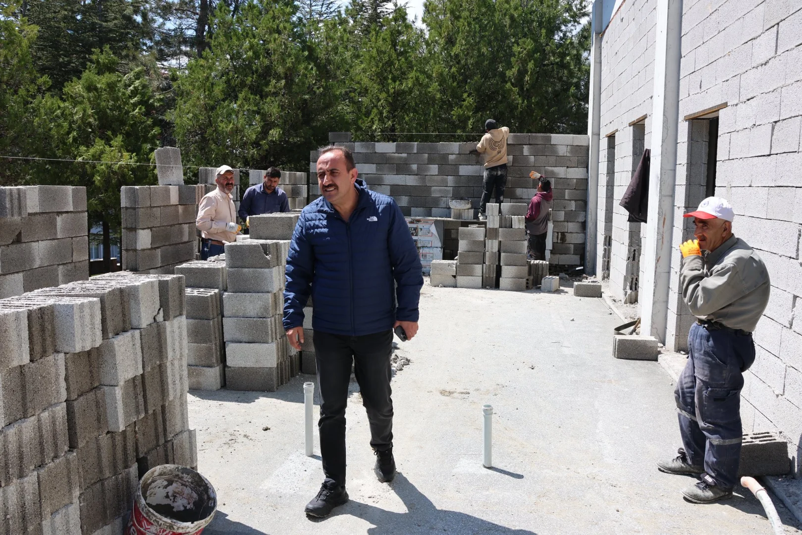 Belediye Başkanımız Av. Mustafa İLMEK, Hacettepe 15 Temmuz parkı içerisinde daha konforlu ve estetik görüntüyle hizmet verecek Balabahçe inşaatında inceleme yaptı.