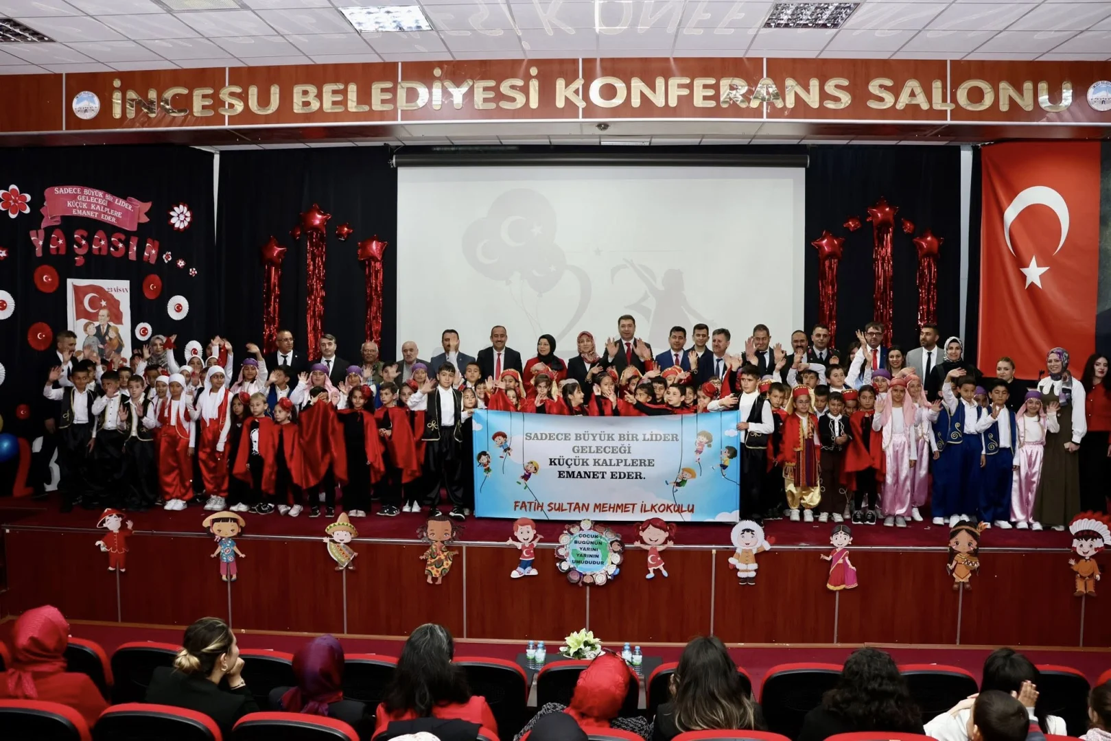 “Sadece büyük bir lider geleceği küçük kalplere emanet eder.”