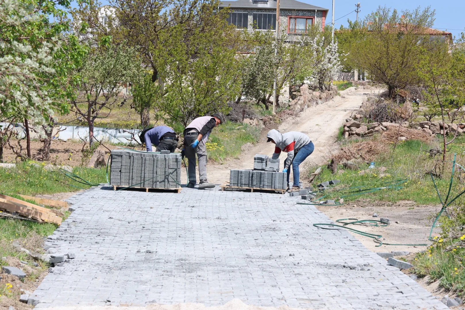 Bedir Bağları mevkiinde parke yol çalışmalarımız hız kesmeden devam ediyor