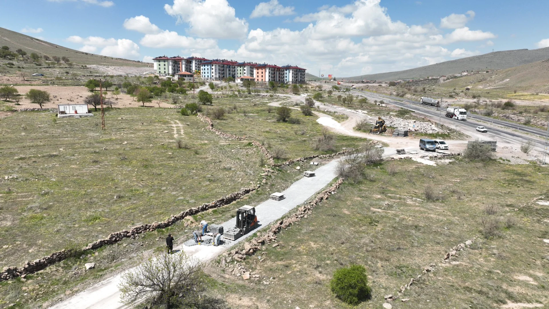 Belediyemiz tarafından yapılan parke ve yol genişletme çalışmaları Garipçe mahallemizde devam ediyor.