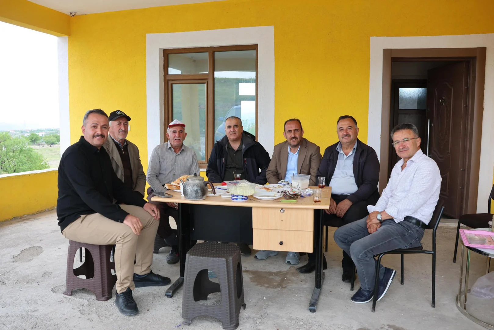 Hizmet taşıdığımız, asfaltını yaptığımız Hamurcu-Örenşehir yolunda muhtarlarımız ve meclis üyemizle rızık sofrasında helal ekmeği paylaştık…