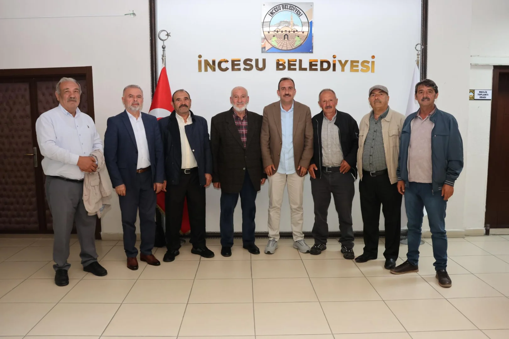 SUBAŞI Mahallemizin kıymetli muhtarı Sn. Nazmi AKSÜT ve derneğinin değerli yöneticileri Belediye Başkanımız Av. Mustafa İLMEK'i makamında ziyaret etti.