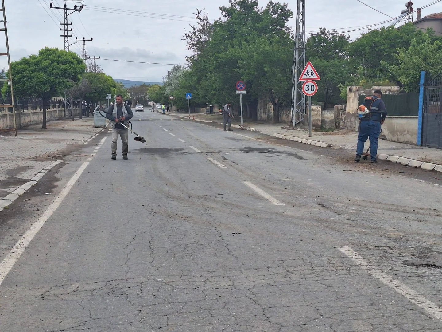 Yaklaşan Kurban Bayramı öncesi ilçe genelinde ekiplerimizin planlaması doğrultusunda mezarlıklar, park alanları, yol kenarlarında çim biçme çalışmaları yapılarak halkımızın bayramı temiz,