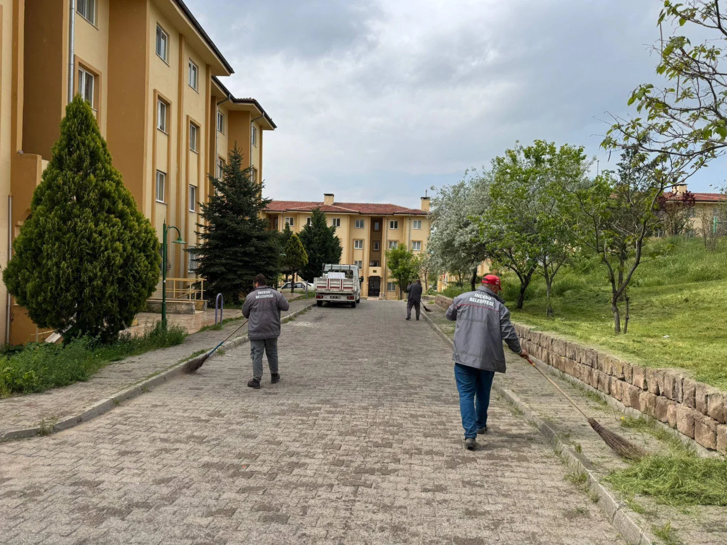 Yol kenarlarına, sokak aralarına kurban atıkları atanların tespiti halinde cezai işlem uygulanacaktır.