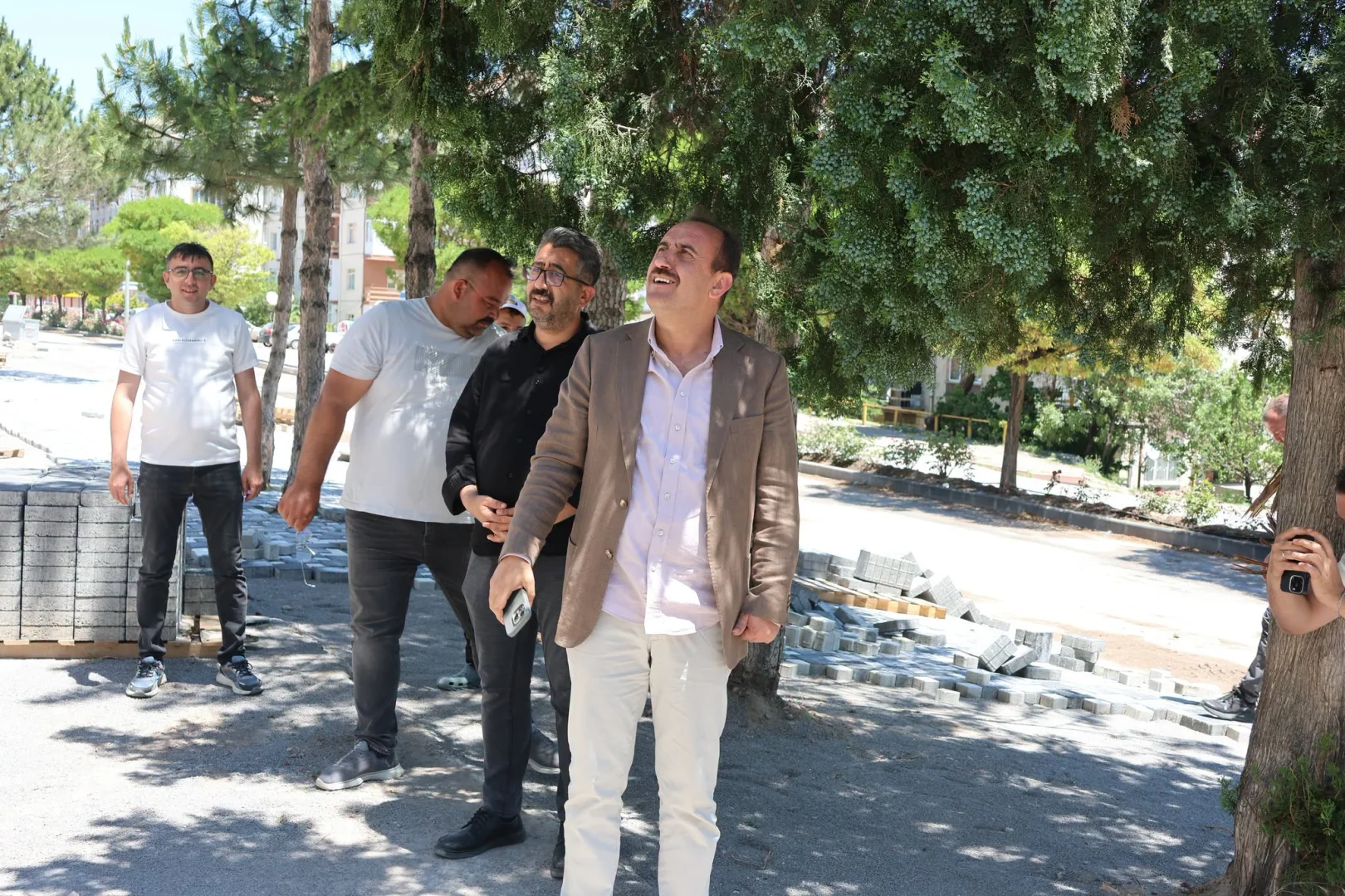 Ekipler, caddeyi daha güvenli ve konforlu hale getirmek amacıyla yürüttüğü çalışmalarla ulaşım kalitesini artıracak.