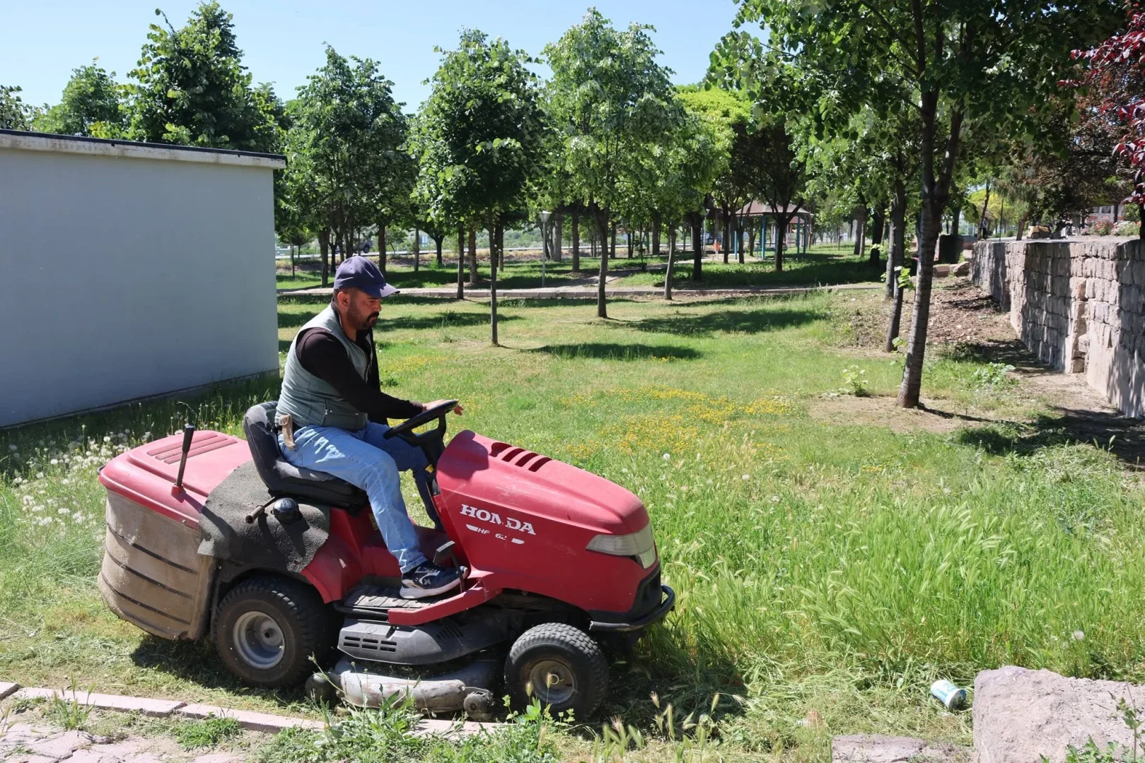 İncesu Belediyesi Park ve Bahçeler ekibi, ilçe genelindeki parklarda çim biçme çalışmalarını sürdürüyor.