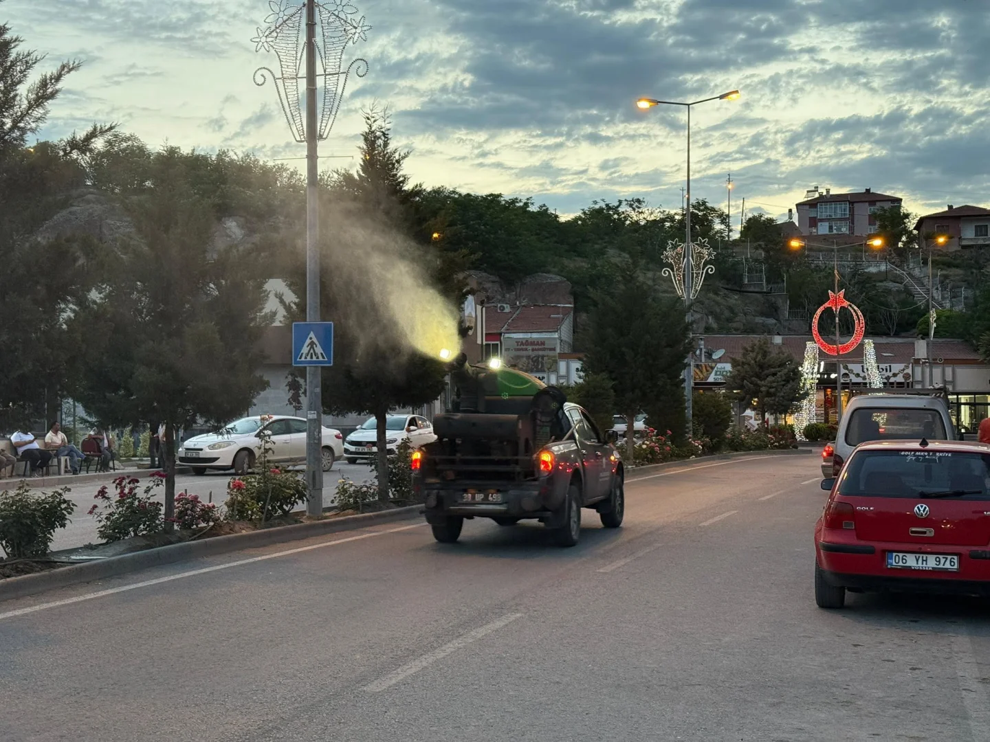 İlçemize bağlı Park Bahçeler ekiplerimiz belirlenen plan doğrultusunda ilaçlama işlemi yapmaktadır.