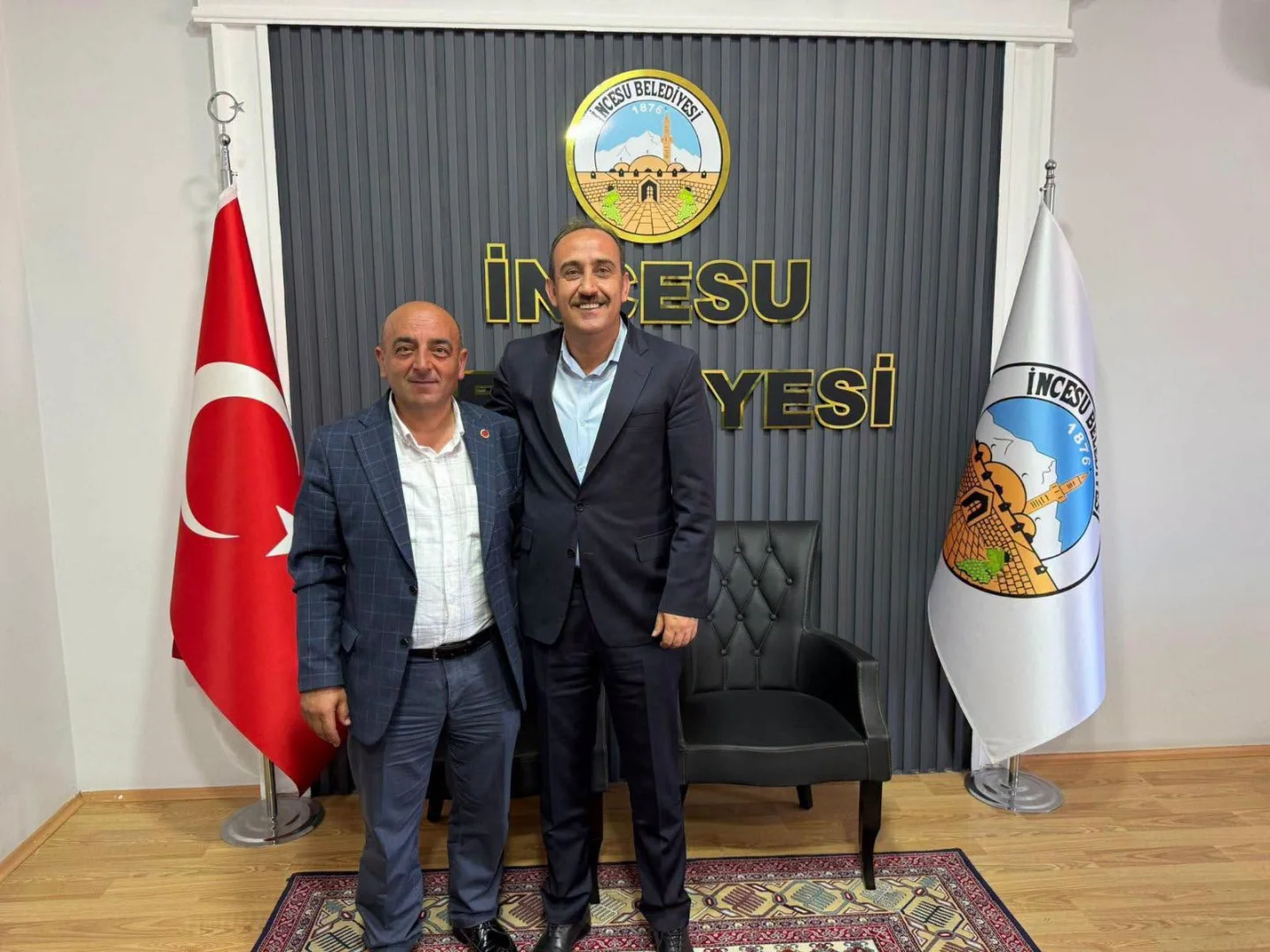 Kızılören Tabaklı Mahalle Muhtarımız Sn. Murat ALTINGÖZ, Belediye Başkanımız Sn. Mustafa İLMEK’i ziyaret ederek mahalle halkımızın taleplerini ve teşekkürlerini iletti.
