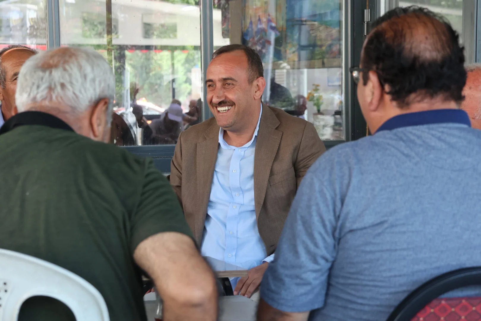 İstişare kültürümüzü hemşerilerimizle sohbet ederek sıcak çayımızı yudumlayarak yaşadık. Anlayışımız Ben değil Biz… Çarşıda samimi anlayış, sıcak muhabbet