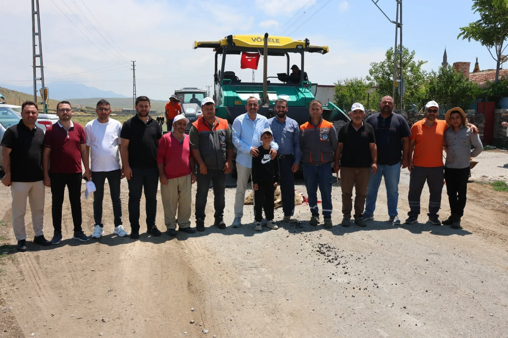Belediye Başkanımız Av. Mustafa İlmek, Şeyhşaban Mahallesi’nde Büyükşehir Belediyesi’nin katkılarıyla sürdürülen 3,5 kilometrelik sıcak asfalt çalışmalarını yerinde inceledi.