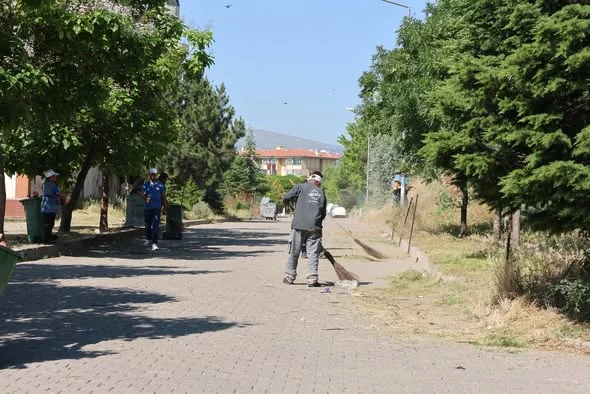 İlçemize bağlı Park Bahçeler ekiplerimiz belirlenen plan doğrultusunda çim biçme ve temizlik işlerini aralıksız olarak yapmaktadır.