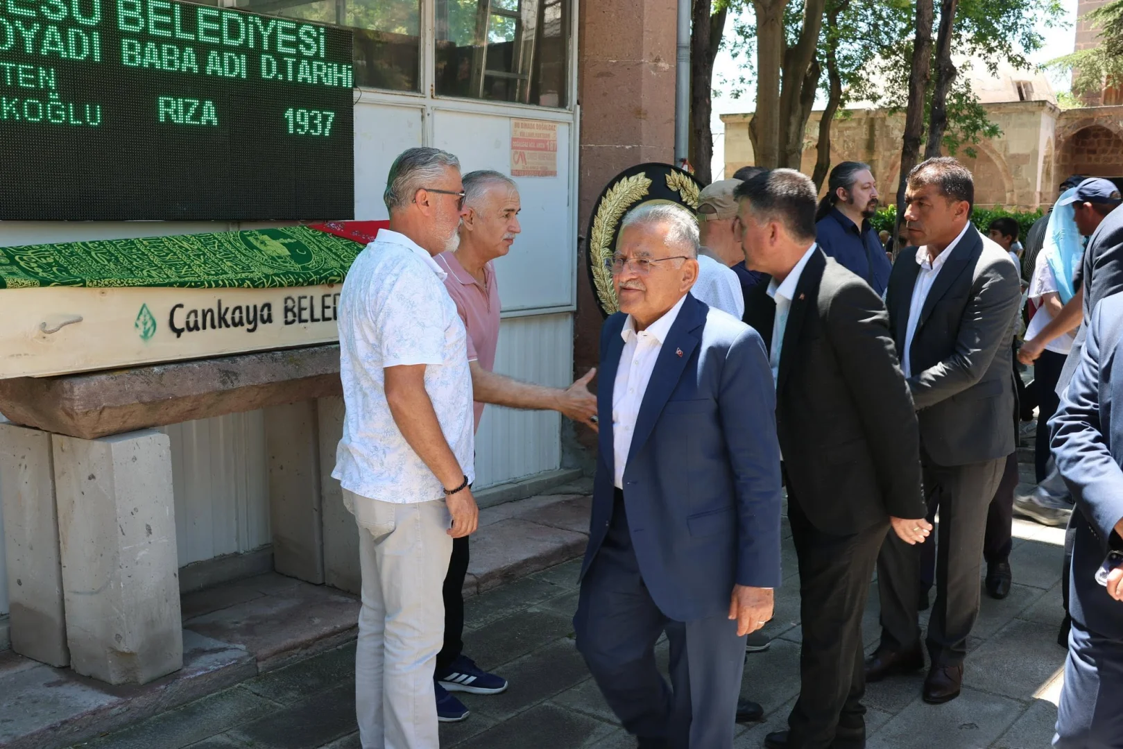 Merhumeye Cenab-ı Allah'tan rahmet; başta Sn. Sabahattin Çakmakoğlu'nun kıymetli ailesi olmak üzere tüm yakınlarına ve sevenlerine sabır ve başsağlığı dileriz…