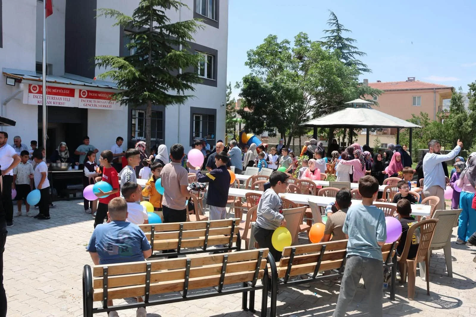 Belediye Başkanımız Av. Mustafa İLMEK, İlçe Kaymakamımız Sn. Ömer Said KARAKAŞ, İlçe Başkanımız Sn. Mehmet KOÇ ile Ravza Kuran Kursunda düzenlenen aşure programına katıldı.