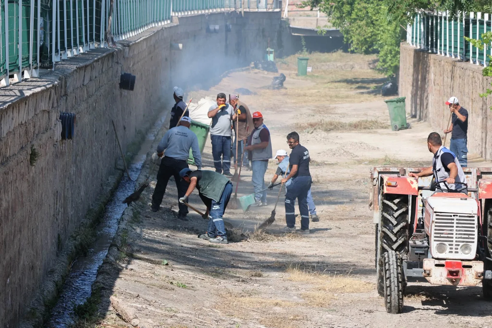 Belediye Temizlik İşleri Ekiplerimiz Planlama doğrultusunda ilçemizde bulunan Çay içerisinde detaylı temizlik ve ilaçlama çalışmasına başladı.