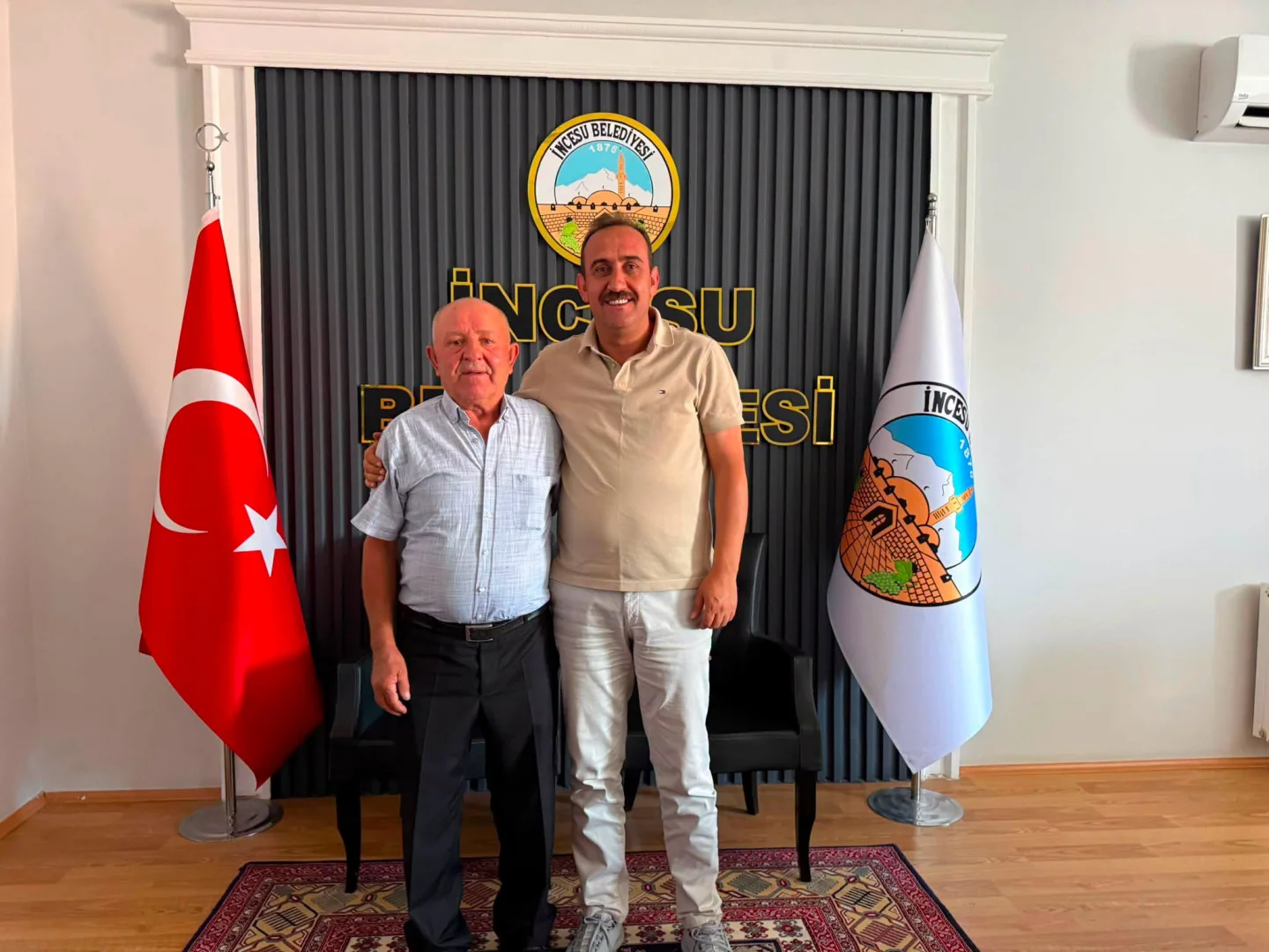 Küllü mahallemizin değerli muhtarı Belediye Başkanımız Av. Mustafa İLMEK’i ziyaret etti. Muhtarımıza nazik ziyaretleri için teşekkür ederiz.