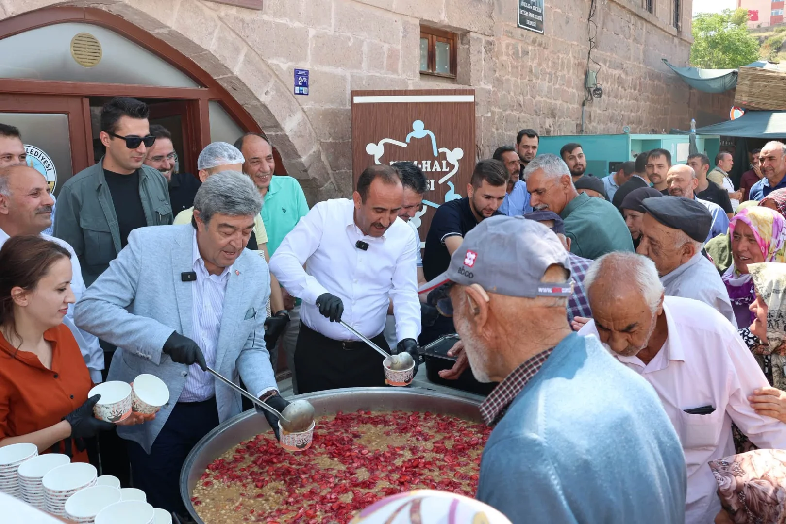 Belediye Başkanımız Av. Mustafa İLMEK, Milletvekilimiz Sn. Dursun ATAŞ, Meclis Üyelerimiz, İlçe Başkanımız Sn Mehmet KOÇ kıymetli halkımıza aşure dağıttı, ilçe pazarının değerli esnafını ve alışveriş yapan halkını ziyaret etti.