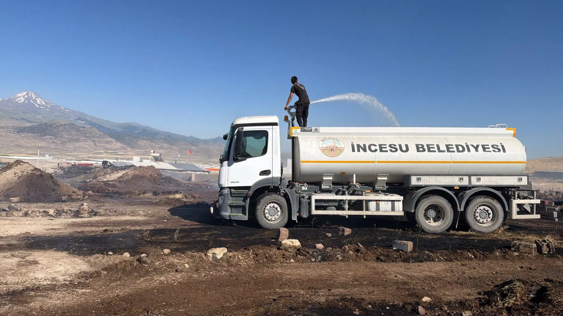 İncesu Semerkent Bölgesinde başlayan anız yangını ahır ve evlere ulaştı. Yangına itfaiye ve Belediye ekiplerimiz müdahale etti.