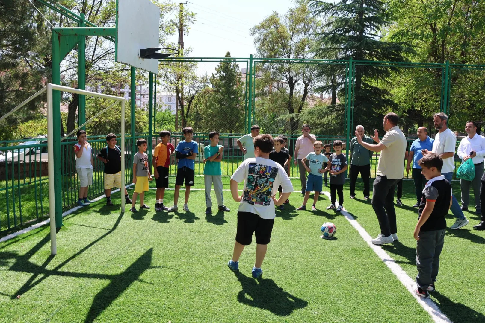 Belediye Başkanımız Av. Mustafa İLMEK, Mahalle Muhtarımız Sn. Bülent Üner ile halısının yenilediğimiz futbol sahamızda geleceğimiz olan çocuklarımla top oynadı, dondurma ikram etti. Kazanan dostluk oldu…
