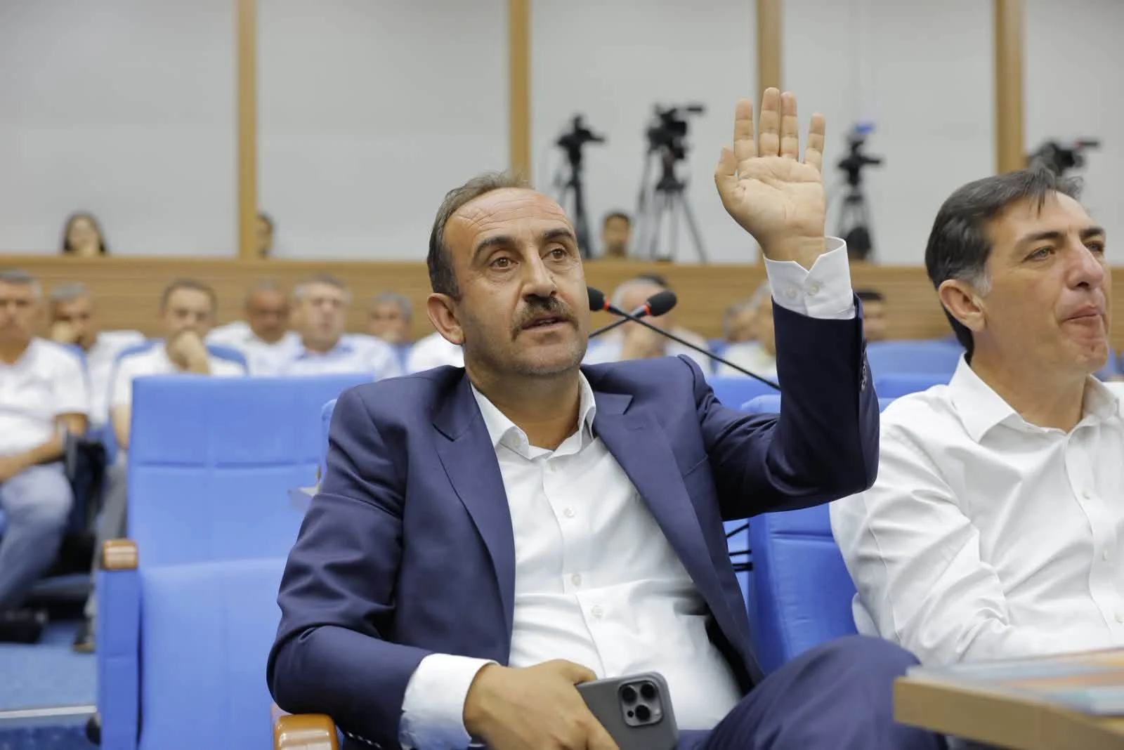 Alınan kararların ilçemize hayırlar getirmesini temenni ederiz.