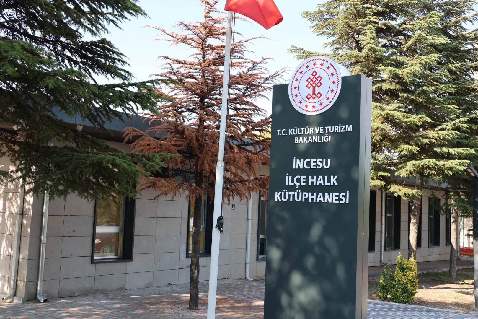 İlçe Halk Kütüphanesinde incelemelerde bulundu.