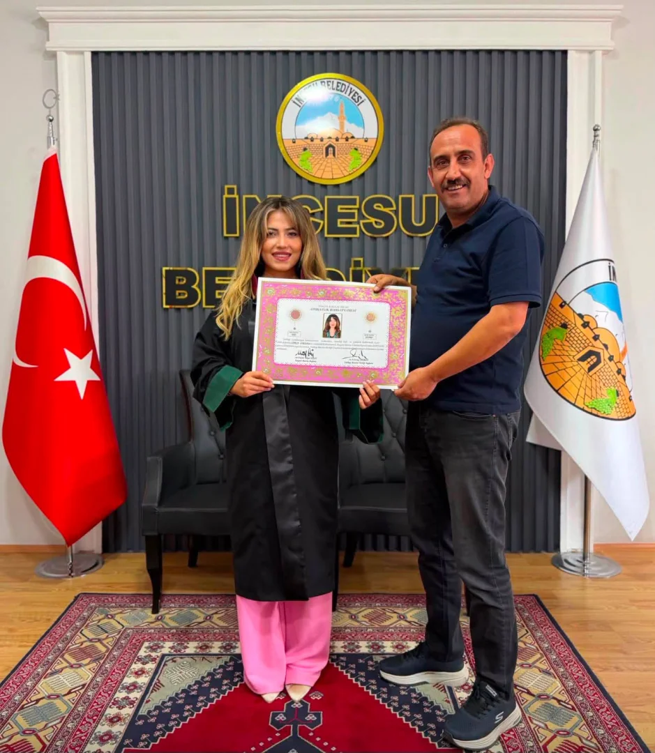 Avukatlık Ruhsatnamesini alan Değerli kardeşimiz, ilçemizin kıymetli evladı Sn. Av. Gökçe AYKAR Avukatlık Ruhsatı ile Belediye Başkanımız Av. Mustafa İLMEK’i ziyaret etti. Sn. Av. Gökçe Aykar’a başarılı bir çalışma hayatı dileriz.