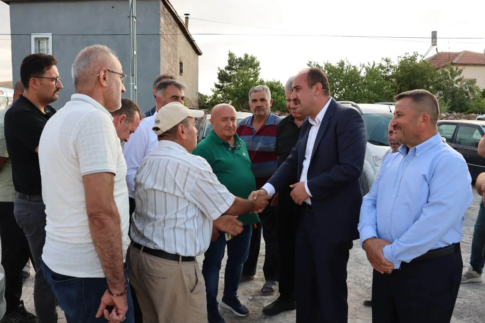 Belediye Başkanımız Av. Mustafa İLMEK, Garipçe Sosyal Tesislerinin çevre düzenlemesi ve parke yapımını yerinde inceledi.