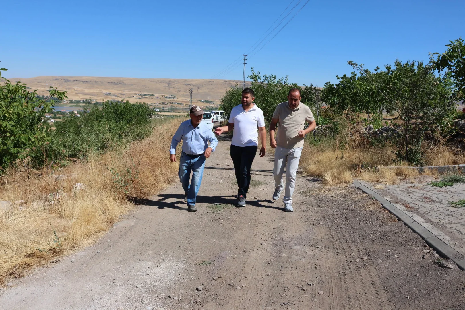 Belediye Başkanımız Av. Mustafa İLMEK Küllü mahallemizdeki parke çalışmalarını Mahalle muhtarımız ile birlikte yerinde inceledi. Planlama doğrultusunda çalışmalarımız devam edecektir.