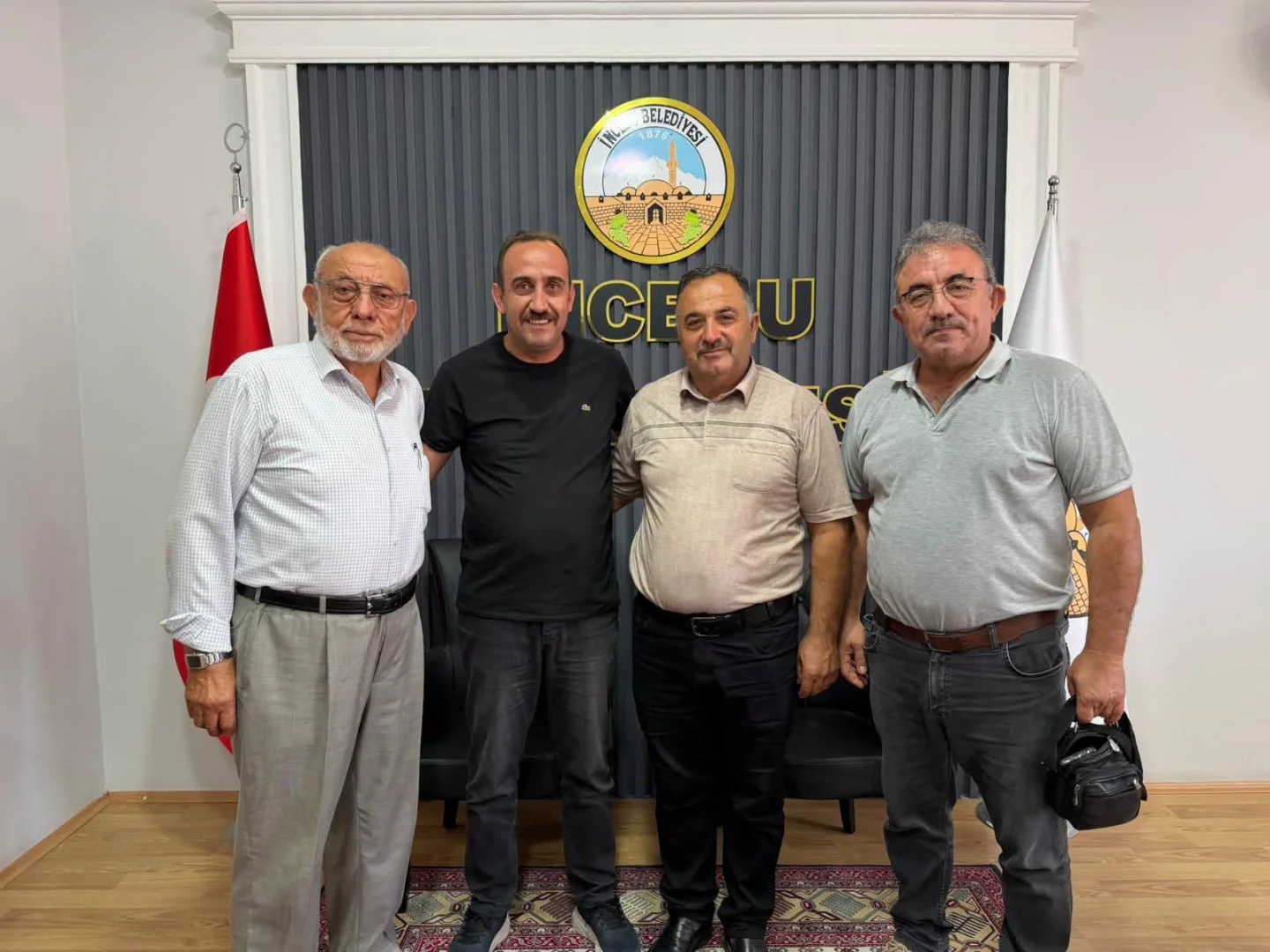 Hamurcu Mahalle Muhtarımız Sn. Ali DİNÇER ve hayırsever hemşehrimiz Sn. Rasim ÜNAL ve Ali ÜNAL Belediye Başkanımız Av. Mustafa İLMEK’i ziyaret etti.