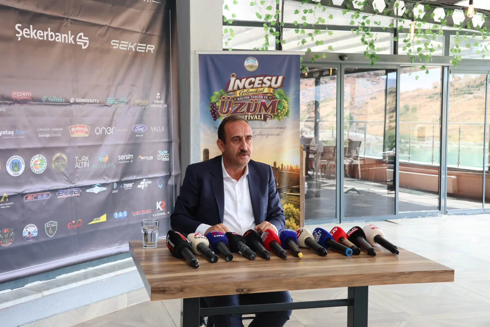 Belediye Başkanımız Av. Mustafa İLMEK, Kayseri’nin en prestijli festival ve yarışlarından birisi olan 29’ncu Kültür Turizm ve Üzüm Festivali ile Drangon Boat yarışları hakkında ulusal ve yerel medyanın temsilcilerini ağırladı…