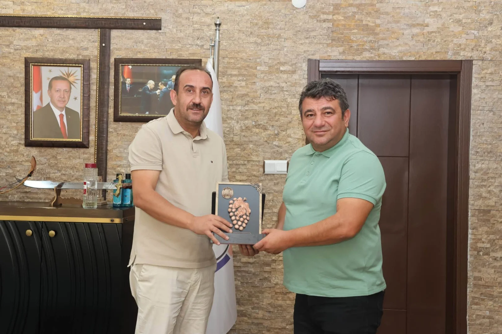 Kanal 7 ekranlarının kıymetli yapımcısı Sn. Harun Şen ilçemizin turistik ve kültürünü yansıtan bir program hazırlığı için ilçemizi ziyaret etti.