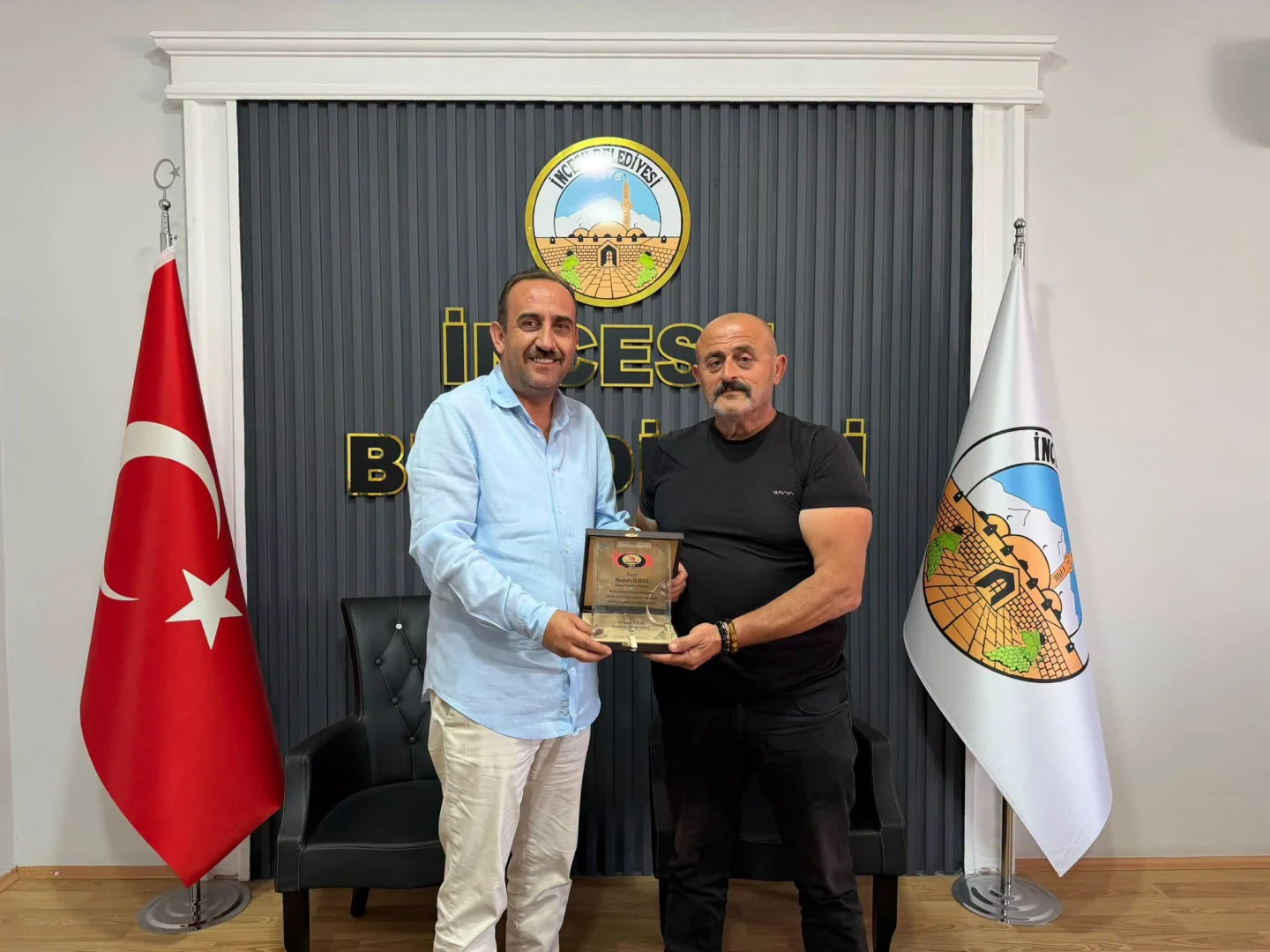 Bahçelievler mahalle muhtarımız Sn. Mehmet Keleş, Başkanımızı ziyaret ederek mahallemize sunduğu hizmetlerden dolayı teşekkür plaketi sundu.