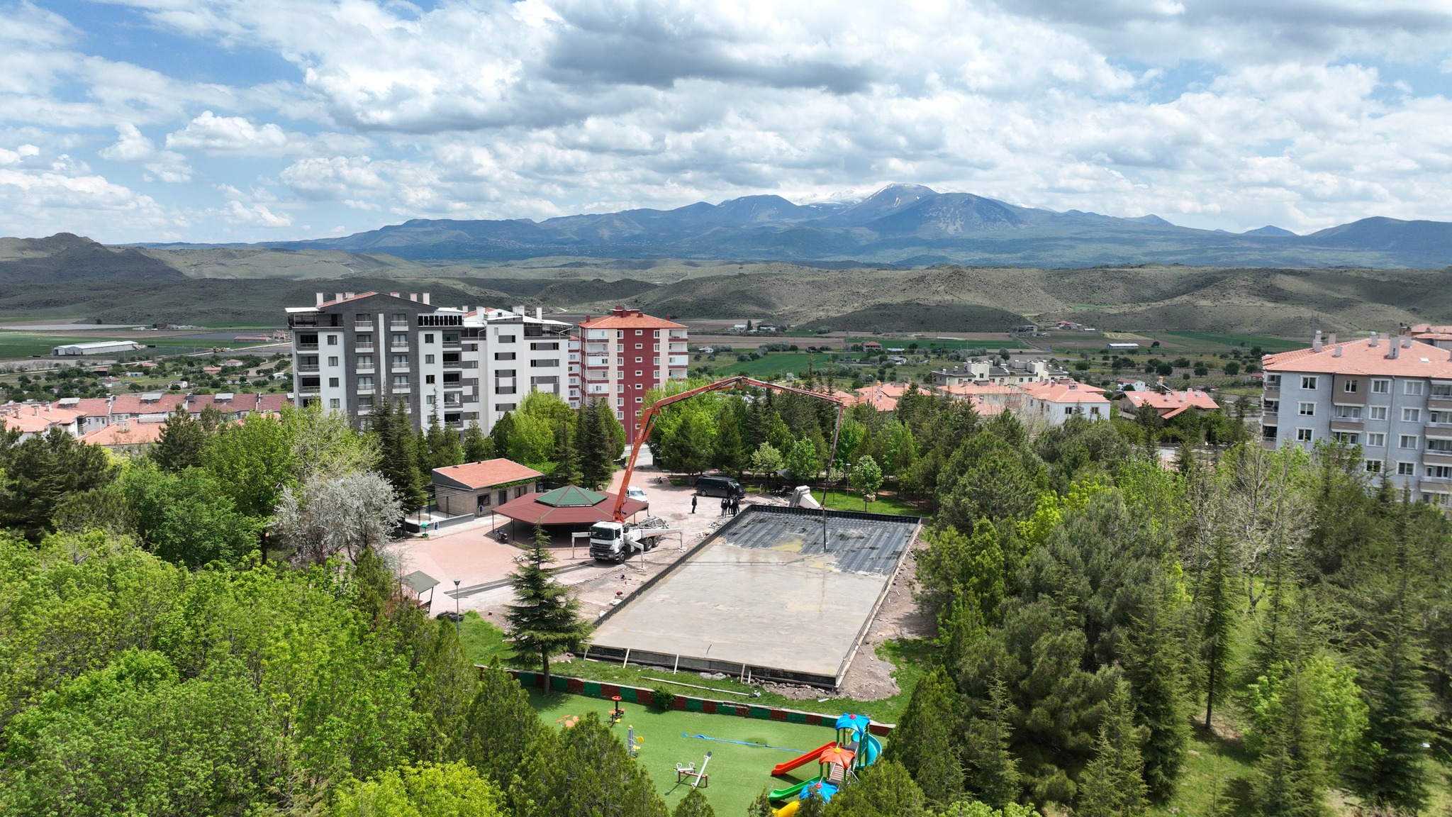 Belediye Başkanımız Av. Mustafa İLMEK, Hacettepe 15 Temmuz parkında yapılan düzenlemelerle ilgili inceleme yaptı.