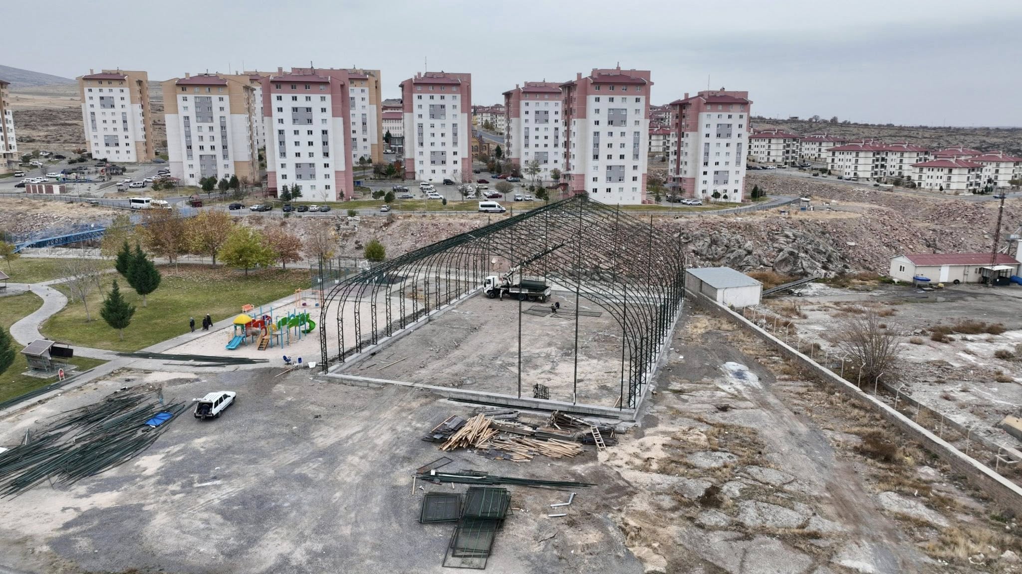  Halı Saha Projesinde Aralıksız Çalışma!