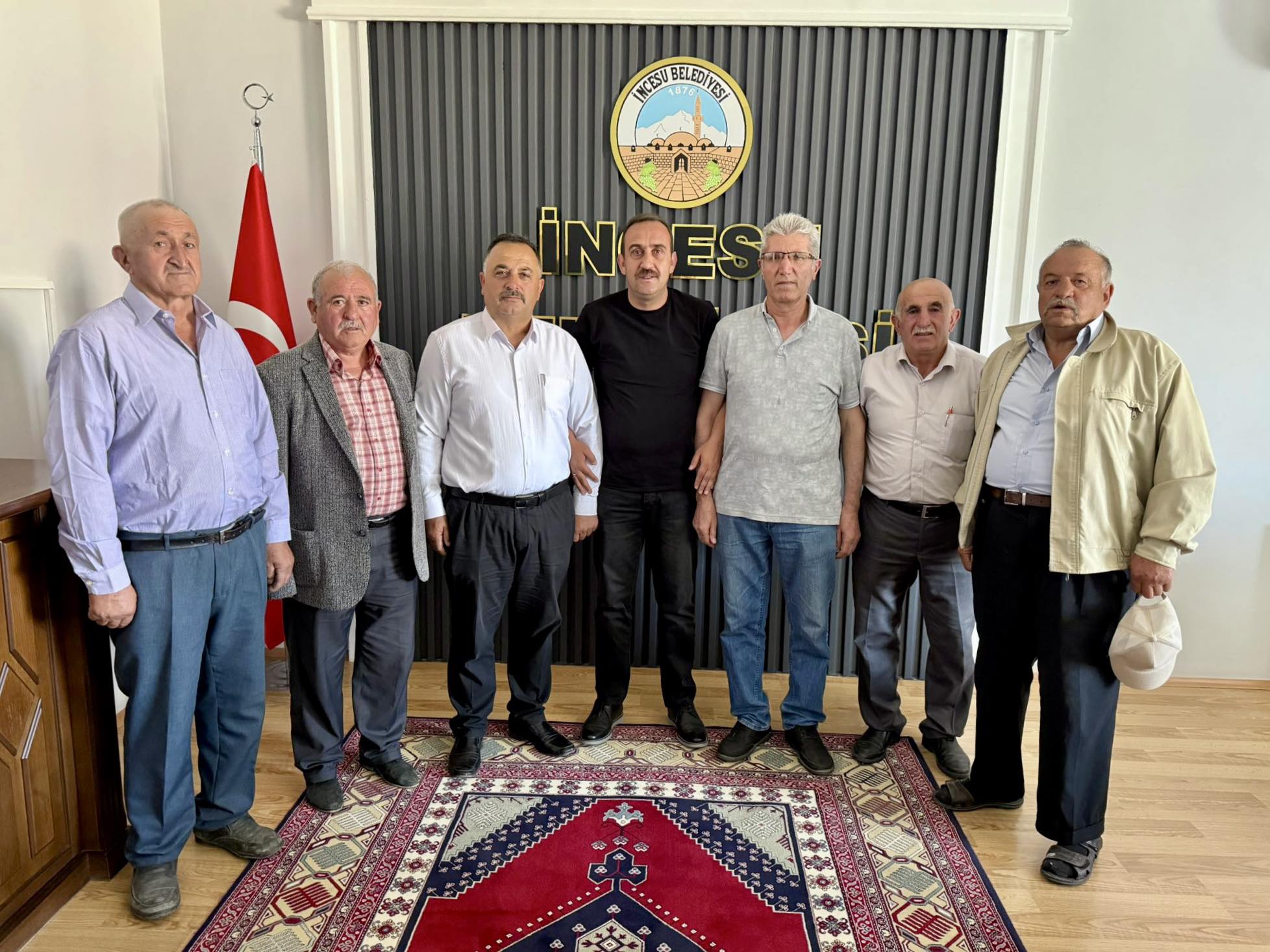 Hamurcu Mahalle Muhtarımız Sn. Ali DİNÇER ve beraberindeki değerli mahalle heyeti Belediye Başkanımız Av. Mustafa İLMEK’i ziyaret etti. Nazik ziyaretleri için teşekkür ederiz.