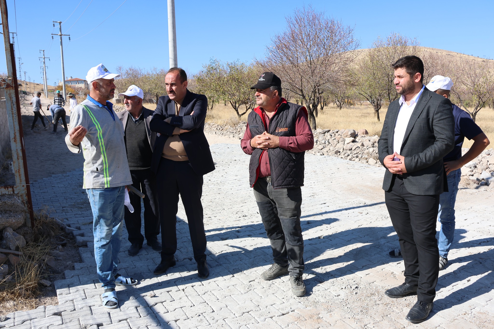 Belediye Başkanımız Av. Mustafa İLMEK, Hamurcu Mahalle Muhtarımız Sn. Ali DİNÇER ile birlikte mahallede yürütülen parke döşeme çalışmalarını yerinde inceledi. Vatandaşların konforu ve mahalle yollarının kalitesi için çalışmalar hız kesmeden devam edecek.