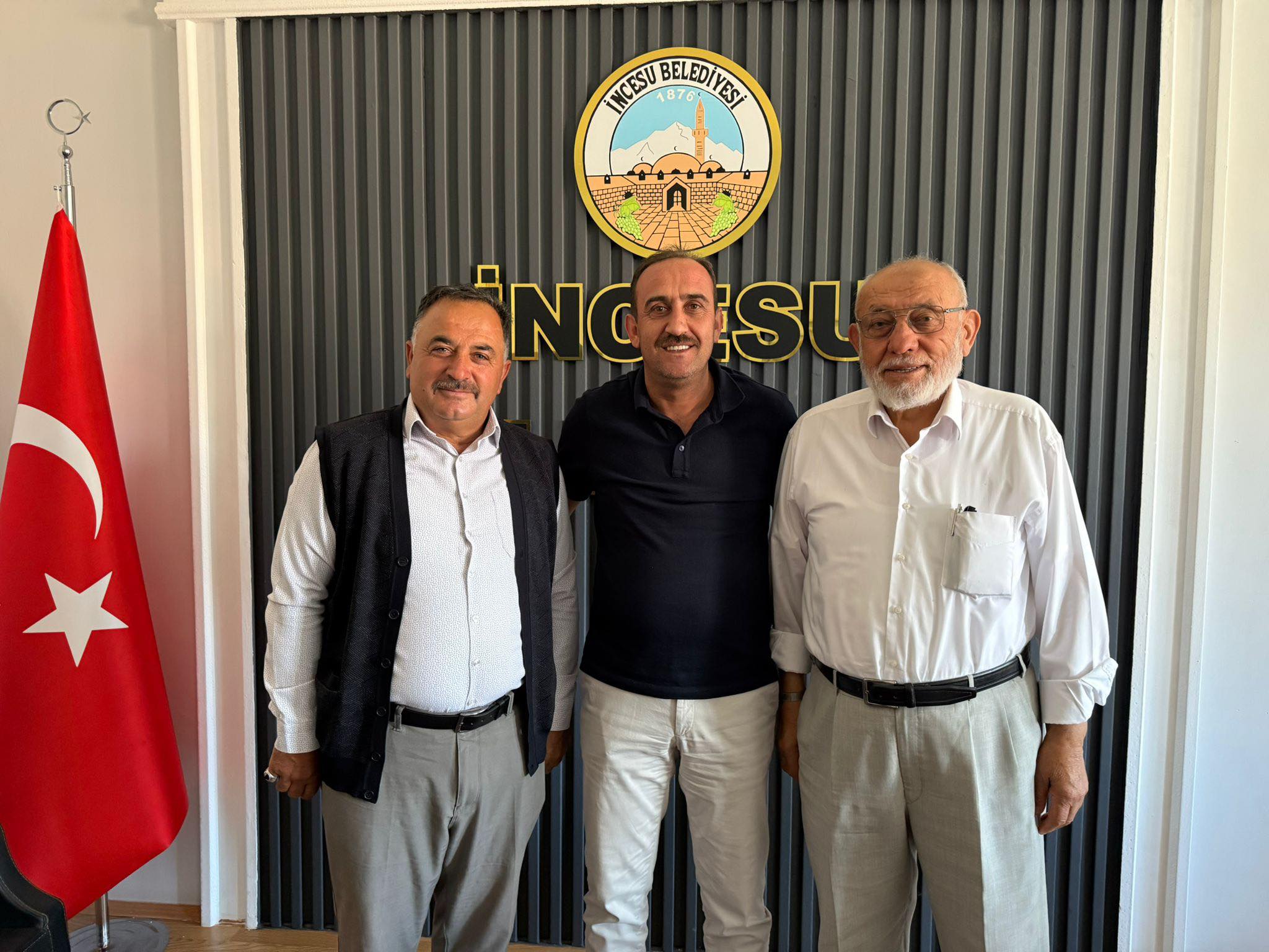 Hamurcu Mahalle Muhtarımız Sn. Ali DİNÇER ve hayırsever hemşehrimiz Sn. Rasim ÜNAL Belediye Başkanımız Av. Mustafa İLMEK’i ziyaret etti. Nazik ziyaretleri için teşekkür ederiz…