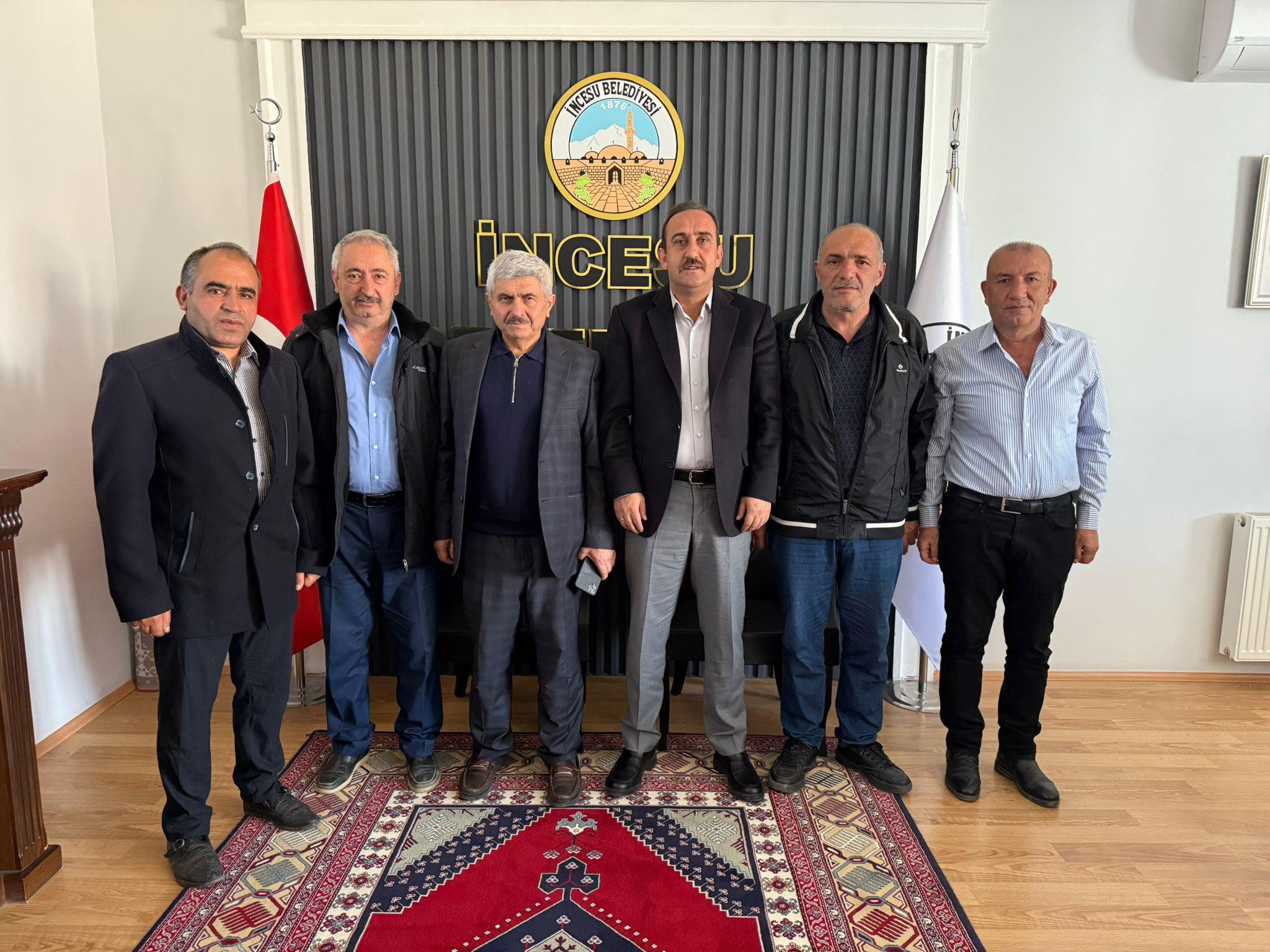 İstanbul Kızılören Dernek Başkanı Sn. Hasan AYTEN ve değerli yönetimi Başkanımız Av. Mustafa İLMEK’i ziyaret etti. Kızılören mahallemizde yapılacak çalışmalarla ilgili istişarede yapıldı.