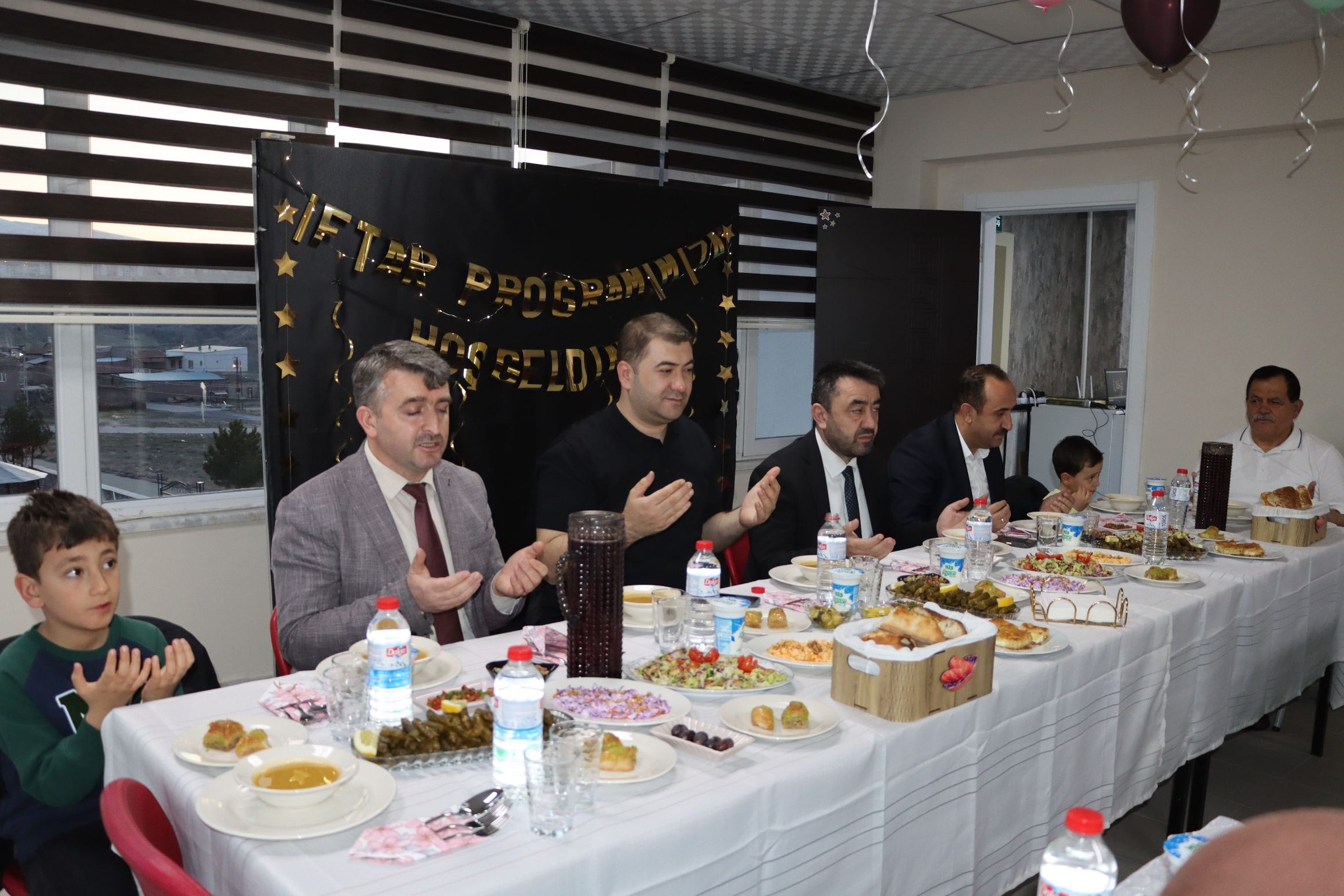 İncesu Müftülüğü Ravza Yatılı Kur’an Kursu'nda düzenlenen iftar programında hafız hocalar ve öğrencileriyle bir araya geldiler.