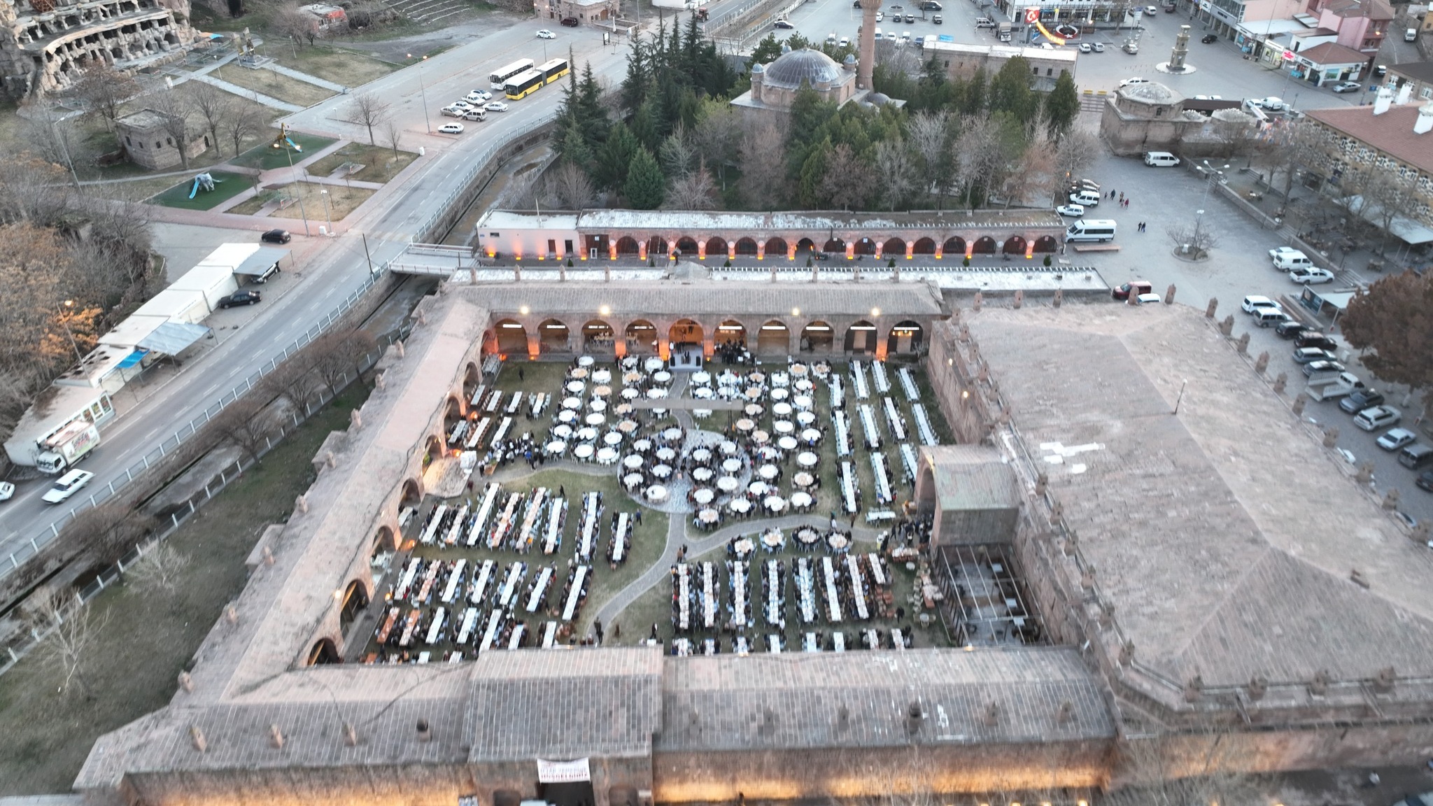 Belediye Başkanımız Av. Mustafa İLMEK, eşi Sn Sevim İLMEK, İlçe Kaymakamımız Sn Ömer Said KARAKAŞ  ve değerli eşi başta olmak üzere, ilçemizin değerli protokolü ve kıymetli halkımızın katılımıyla hayırsever Kimsesiz Ailesinin düzenlediği iftara katıldı.