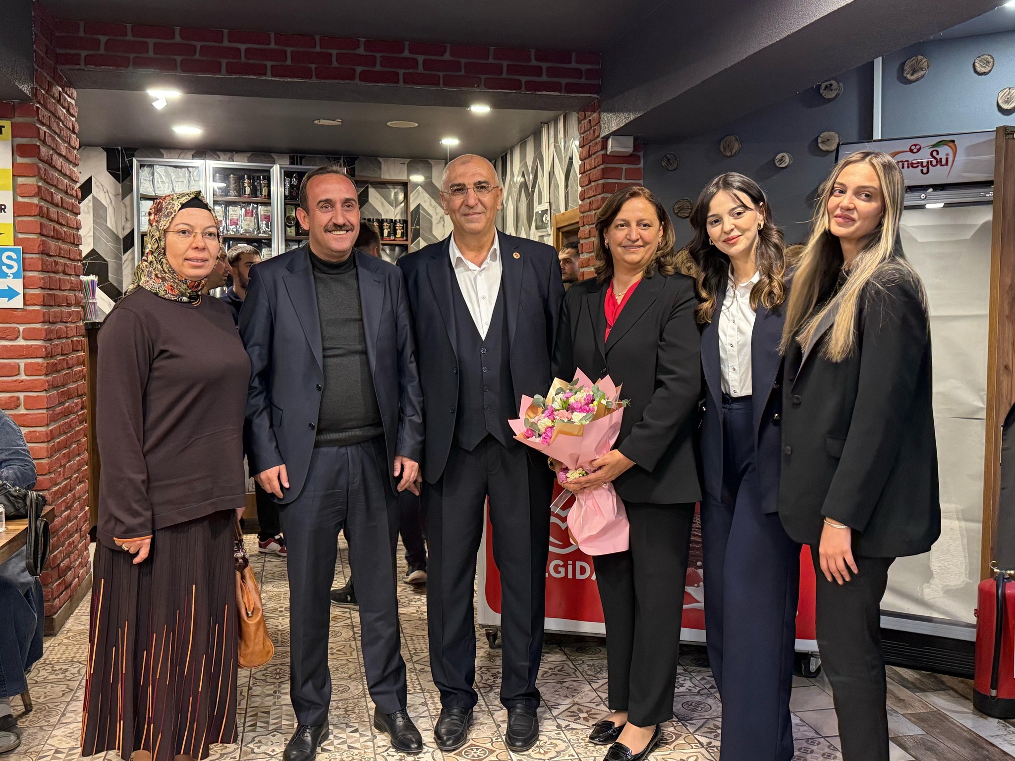 Belediye Başkanımız Av. Mustafa İLMEK, eşi Sn Sevim İLMEK, Belediye Meclis Üyemiz Sn. Mithat Karaçavuş’un düzenlediği iftar programına katıldı. Nazik davetleri için teşekkür ederiz. Allah kabul etsin.