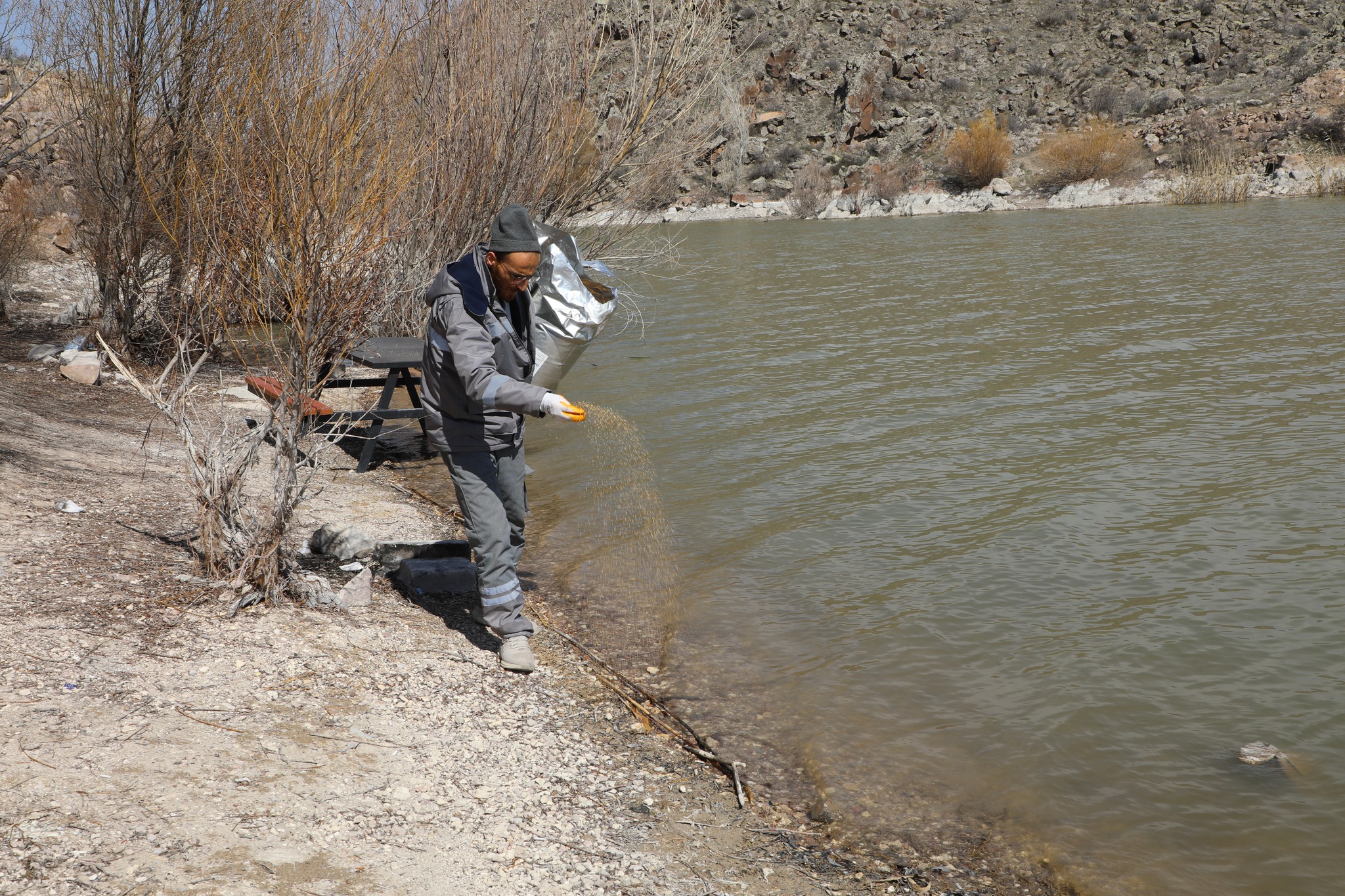 İncesu Belediyesi Marina çevresinde ve Derebağ’da bahar mevsiminin gelmesiyle birlikte haşere ve larva ile mücadele kapsamında ilaçlama yaptı. İlaçlama çalışmaları belirlenen diğer noktalarda da mevsim boyunca devam edecektir.
