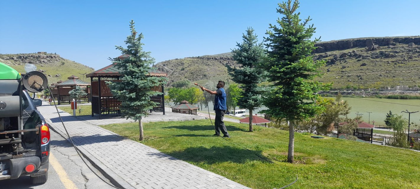 Yapılacak olan büyük Kamp ve Karavan festival öncesi Marina mesire alanında kene ve böcek ilaçlama mücadelesi kapsamında ekiplerimizce ilaçlama yapılmıştır.