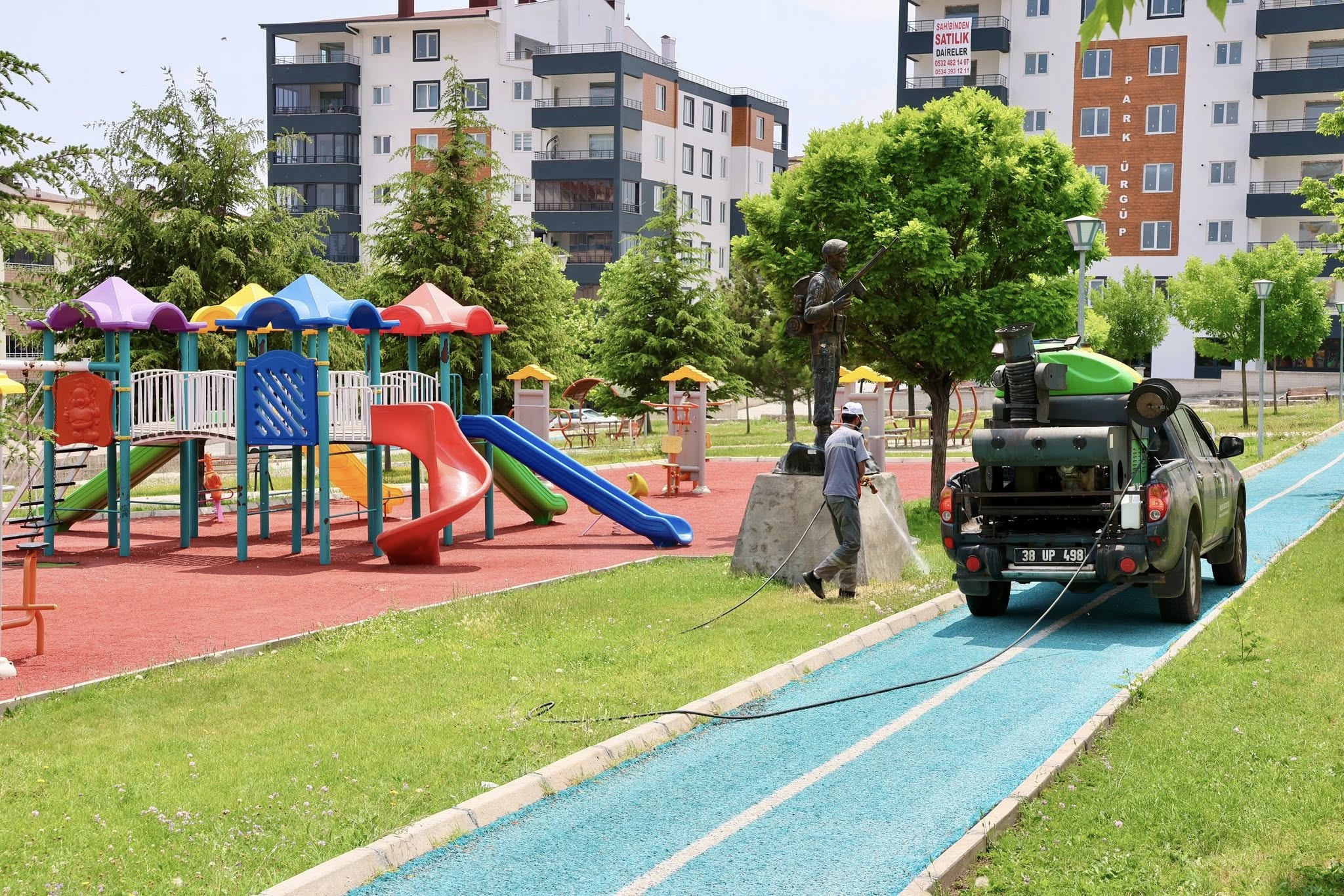 Belediye ekiplerimiz ilçemize bağlı Park ve Yeşil alanlarda kene ilaçlaması yaptı. Hafta başı itibariyle Marina ve çevresinde çalışmalar devam edecek.