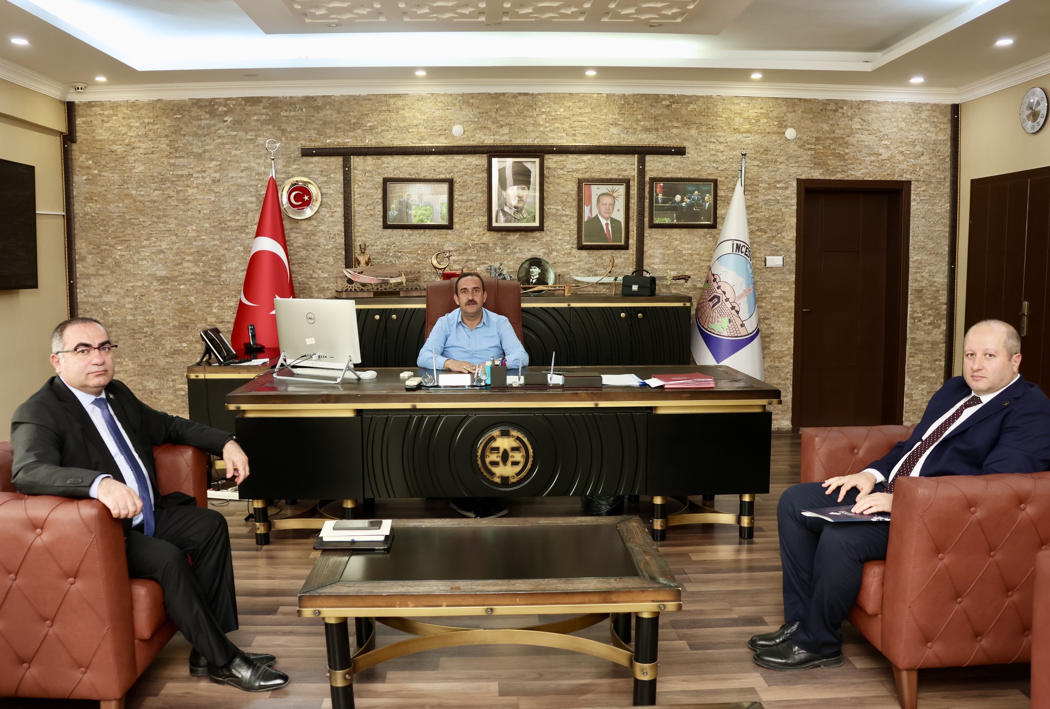 İller Bankası Yeni Bölge Müdürü Sn. Osman BAYKENDİ ve Bankacılık ve Muhasebe Müdürü Sn. Ahmet TEMELTAŞ Belediye Başkanımız Av. Mustafa İlmek’ i makamında ziyaret etti. Nazik ziyaretleri için teşekkür ederiz.