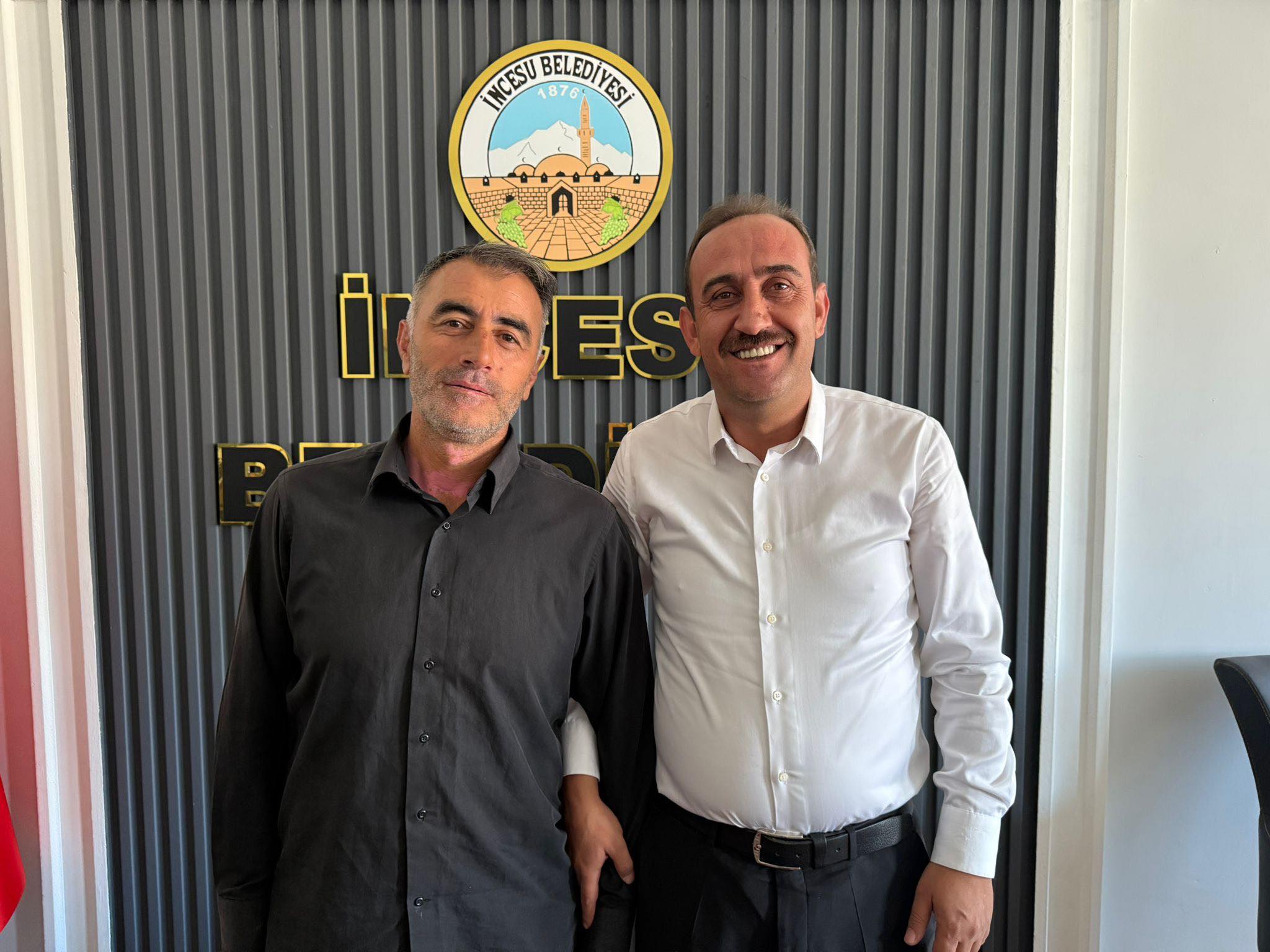 Belediye Başkanımız Av. Mustafa İLMEK, Garipçe Mahalle Muhtarı Sn. Kamil DEMİRCİ ile mahallemizde yapılacak çalışmalarla ilgili istişarede bulundu.