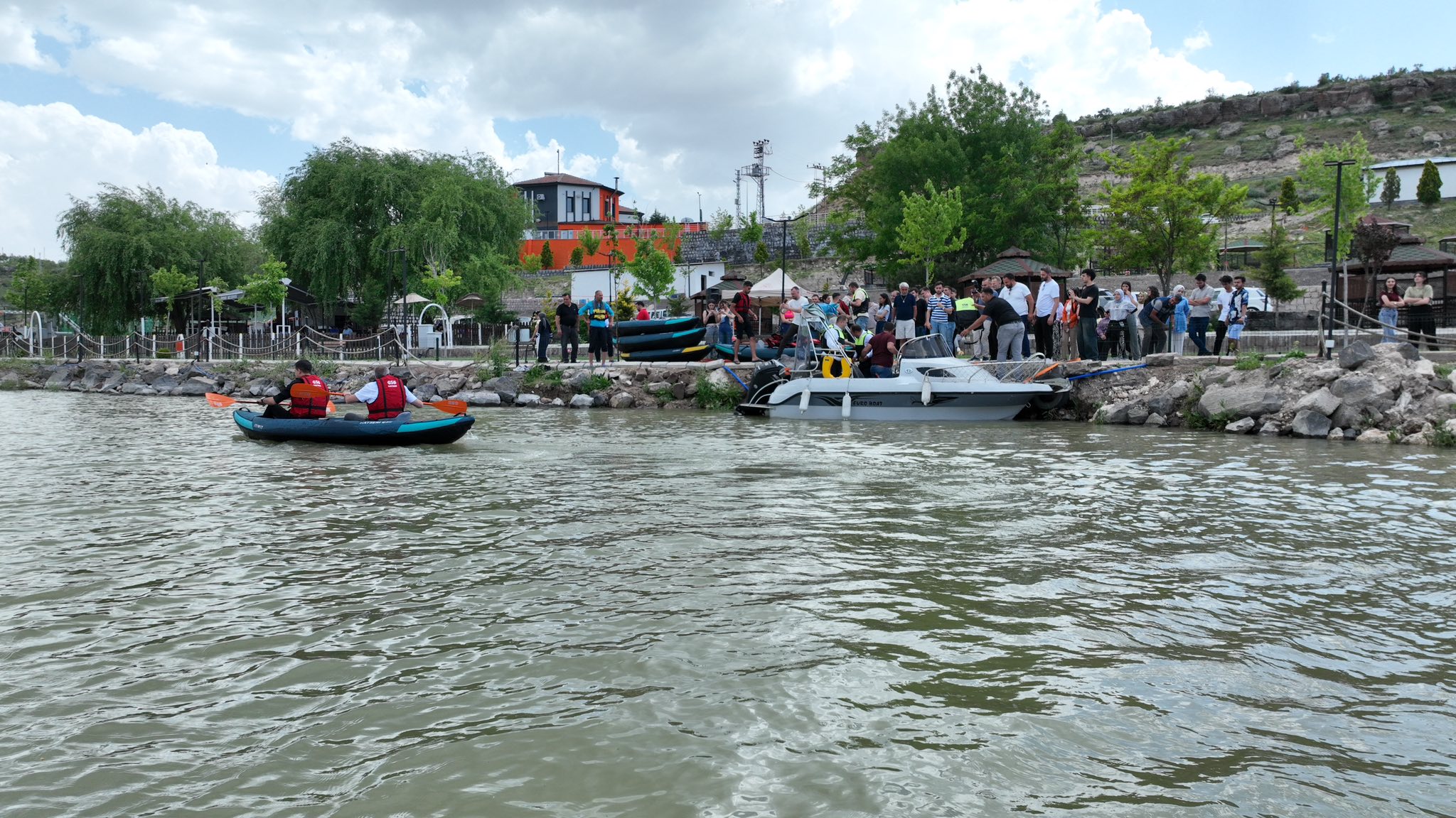 Belediye Başkanımız Av. Mustafa İLMEK, İncesu Kaymakamımız Sn. Ömer Said KARAKAŞ, Hayırsever iş adamı Sn. Saffet ARSLAN, İncesu Gençlik ve Spor İlçe Müdürü Sn. Alparslan İLBAĞI ve değerli ilçe protokolü İncesu Ayşe-Saffet Arslan Sağlık Hizmetleri Meslek Y