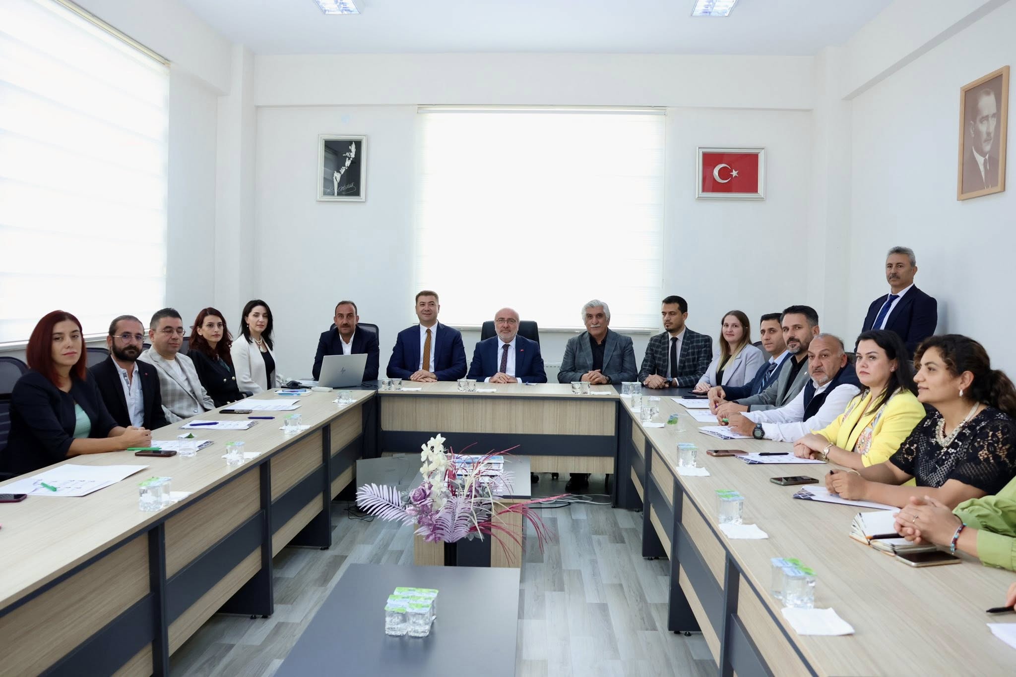 Belediye Başkanımız Av. Mustafa İLMEK, İlçe Kaymakamımız Sn. Ömer Said KARAKAŞ, Kayseri Üniversitesi Rektörü Sn. Prof Dr Kurtuluş KARAMUSTAFA, Hayırsever iş insanı Sn. Saffet ARSLAN ile Ayşe Saffet Arslan Sağlık Hizmetleri Meslek Yüksekokulunu ziyaret ede