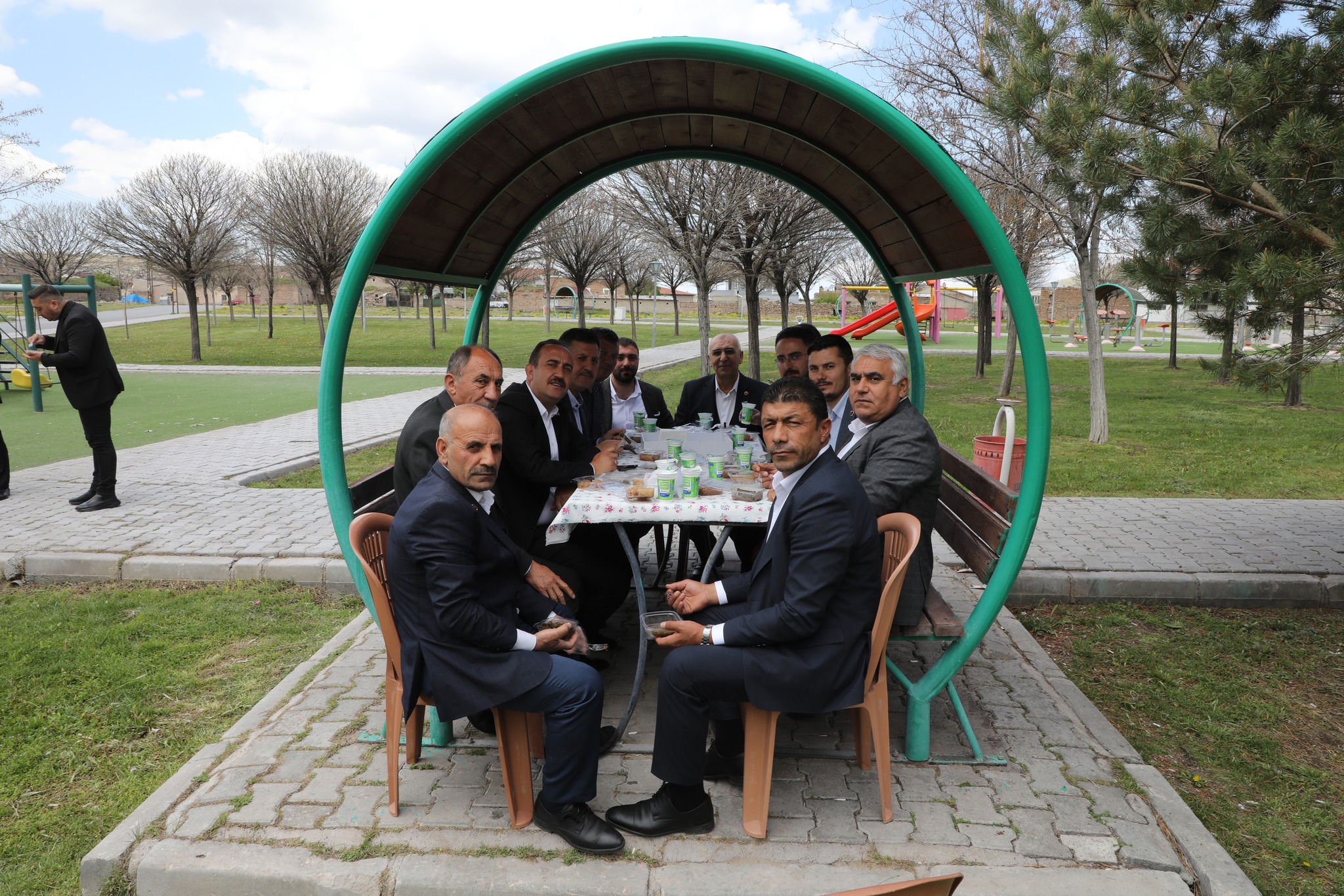 İncesu Belediye Başkanı Av. Mustafa İLMEK, Belediye Meclis Üyeleri, AK Parti İlçe Başkanı Sn. Mehmet KOÇ ve beraberindeki heyetle Verenel Derneğinin ihtiyaç sahipleri yararına düzenlediği kermesi ziyaret etti.